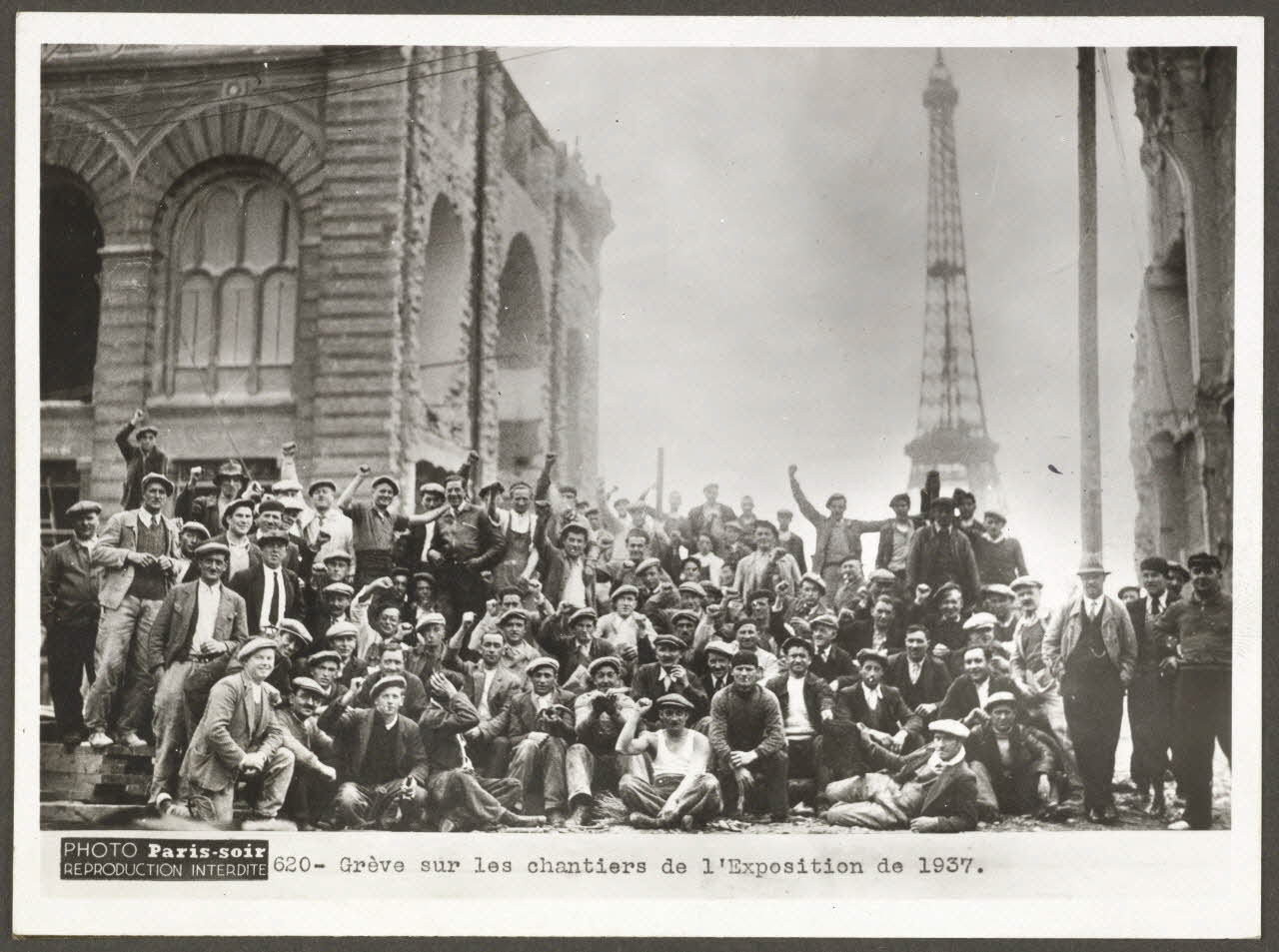 Photo des grèves sur le chantier de l'Exposition universelle en 1937, Mucem, Ph.1937.969