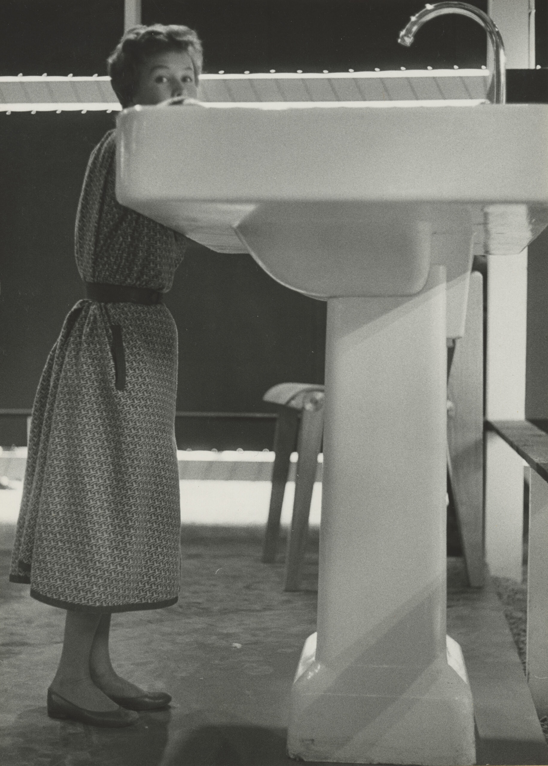 Présentation « Si vous étiez des enfants », élaborée par Pierre Faucheux, dans le cadre de l’exposition de l’habitation. Jean Marquis / Magnum, 1954. Tirages gélatino-argentiques © Archives nationales, Pierrefitte-sur-Seine, Adagp Paris 2023