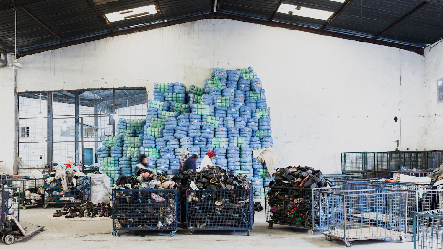 Les entrepôts des fripes chez Tunis Impex, Ariana, Tunisie, 2014, photo Stephanos Mangriotis.