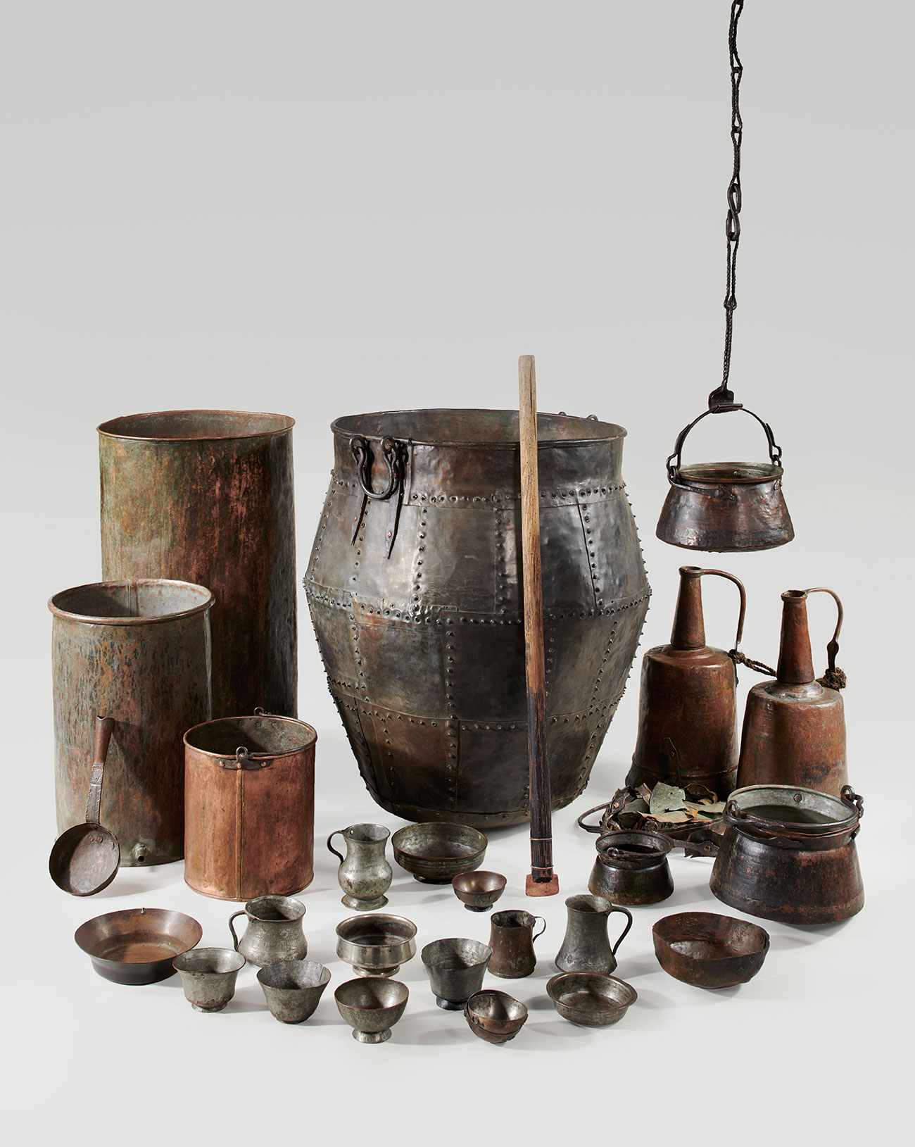 Matériel rituel pour la fabrication et la consommation de la bière. Gveletie, Géorgie, vers 1900-1930, laiton, fer. Acquisition 2019, Mucem, Marseille © Mucem/Marianne Kuhn