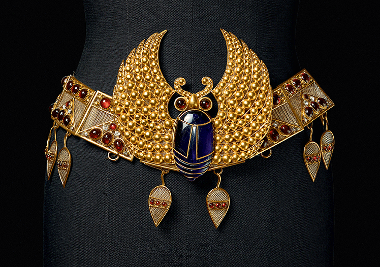 Richard Gutperle, d’après les maquettes de Charles Bianchini et Eugène Lacoste, Ceinture de hanches portée par Rose Caron, pour le rôle-titre de Salammbô d’Ernest Reyer, 1892. Plaque de galeries métalliques ajourées, topazes d’imitation, émail doré. Bibliothèque nationale de France © BnF