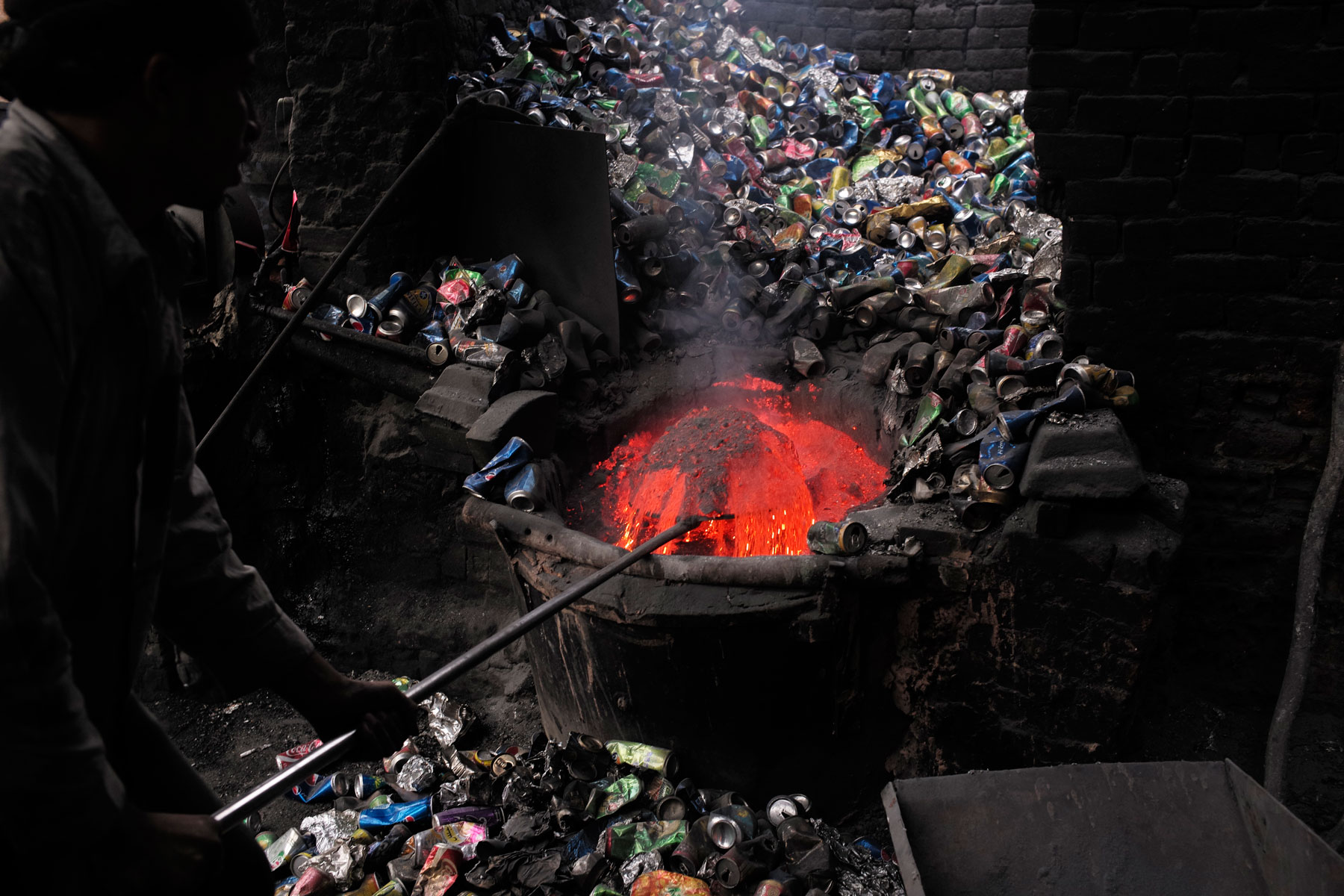 Transformation de canettes en lingots d’aluminium, Le Caire, Égypte, 2015, photo David Degner.