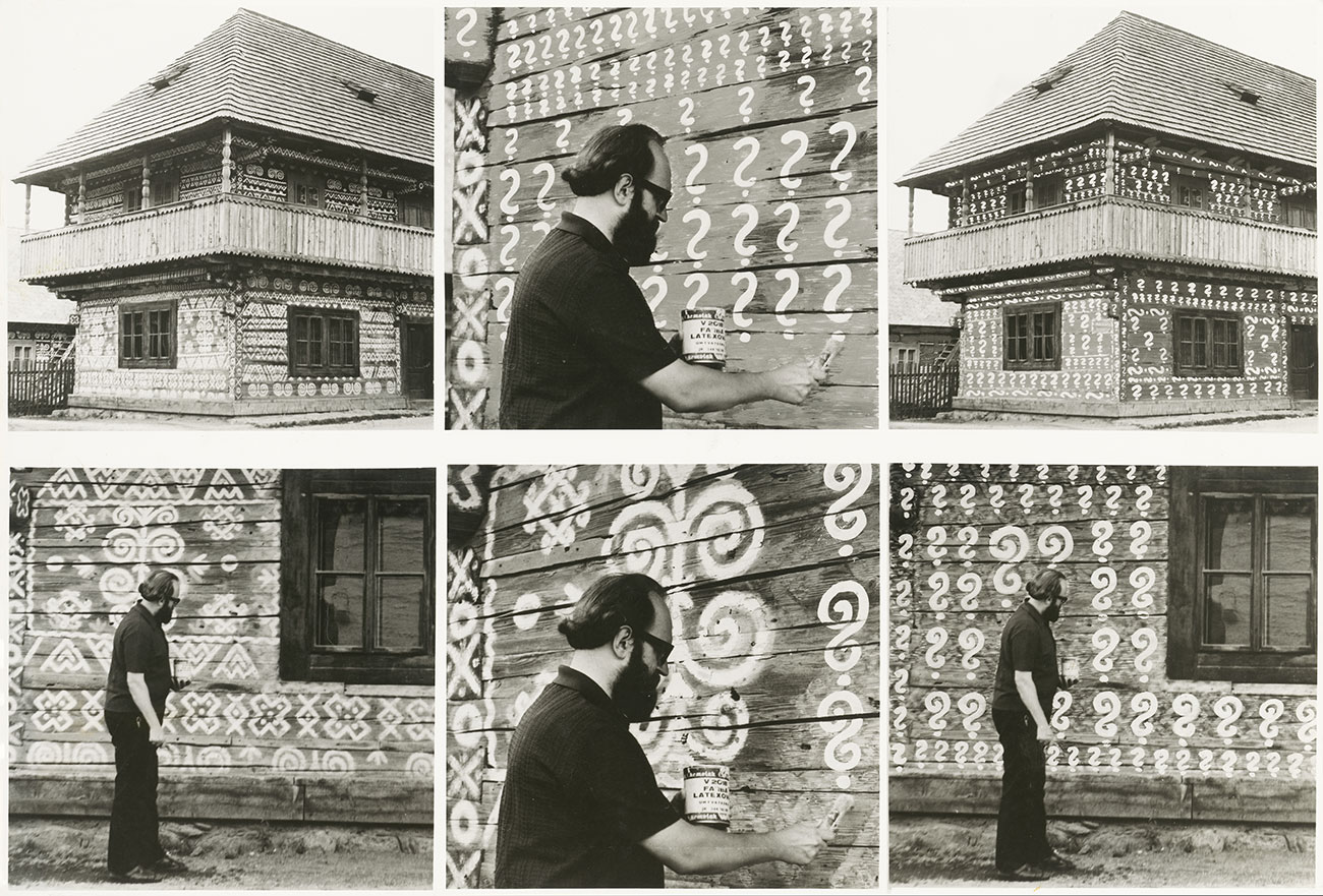 Július Koller, Univerzálny Folkloristický Obyčaj (U.F.O.) – Čičmany [Coutume folklorique universelle (U.F.O.) – Čičmany)], 1978, épreuve photographique. Slovenská národná galéria, Bratislava © Julius Koller / Slovak National Gallery