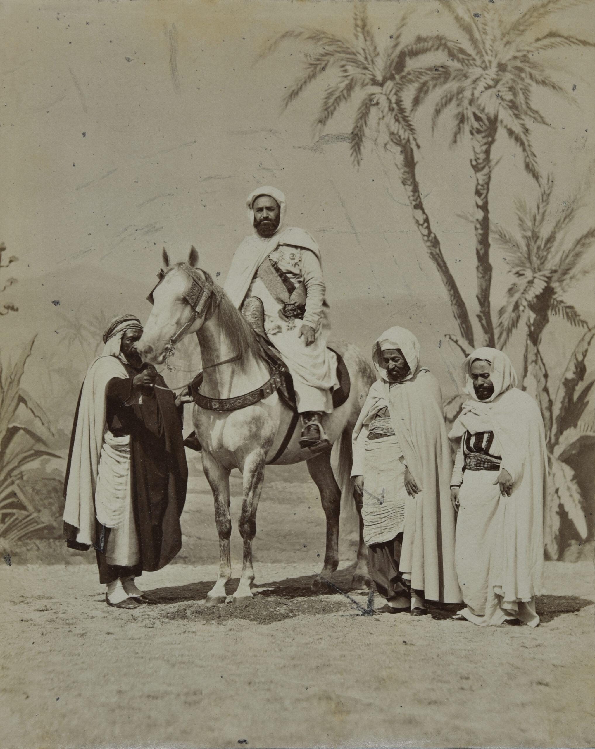 Louis Jean Delton, Portrait d'Abd el-Kader à cheval, 1865, photographie. Archives nationales d'outre-mer, Aix-en-Provence © FR ANOM. Aix-en-Provence (139 APOM/2) – Tous droits réservés