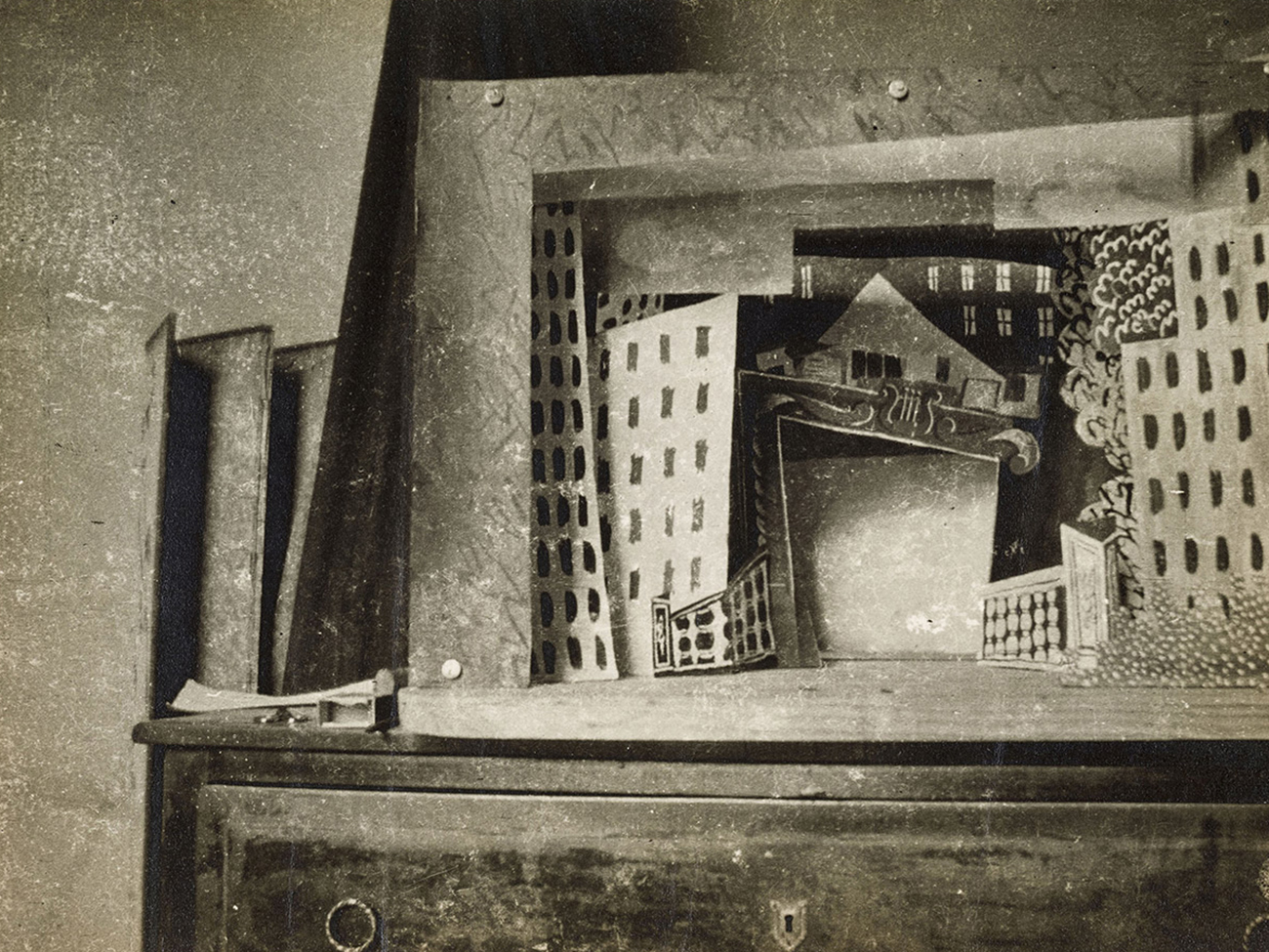 Maquette attribuée à Pablo Picasso décor Parade © Succession Picasso 2017 © RMN Grand Palais (Musée national Picasso Paris) Mathieu Rabeau