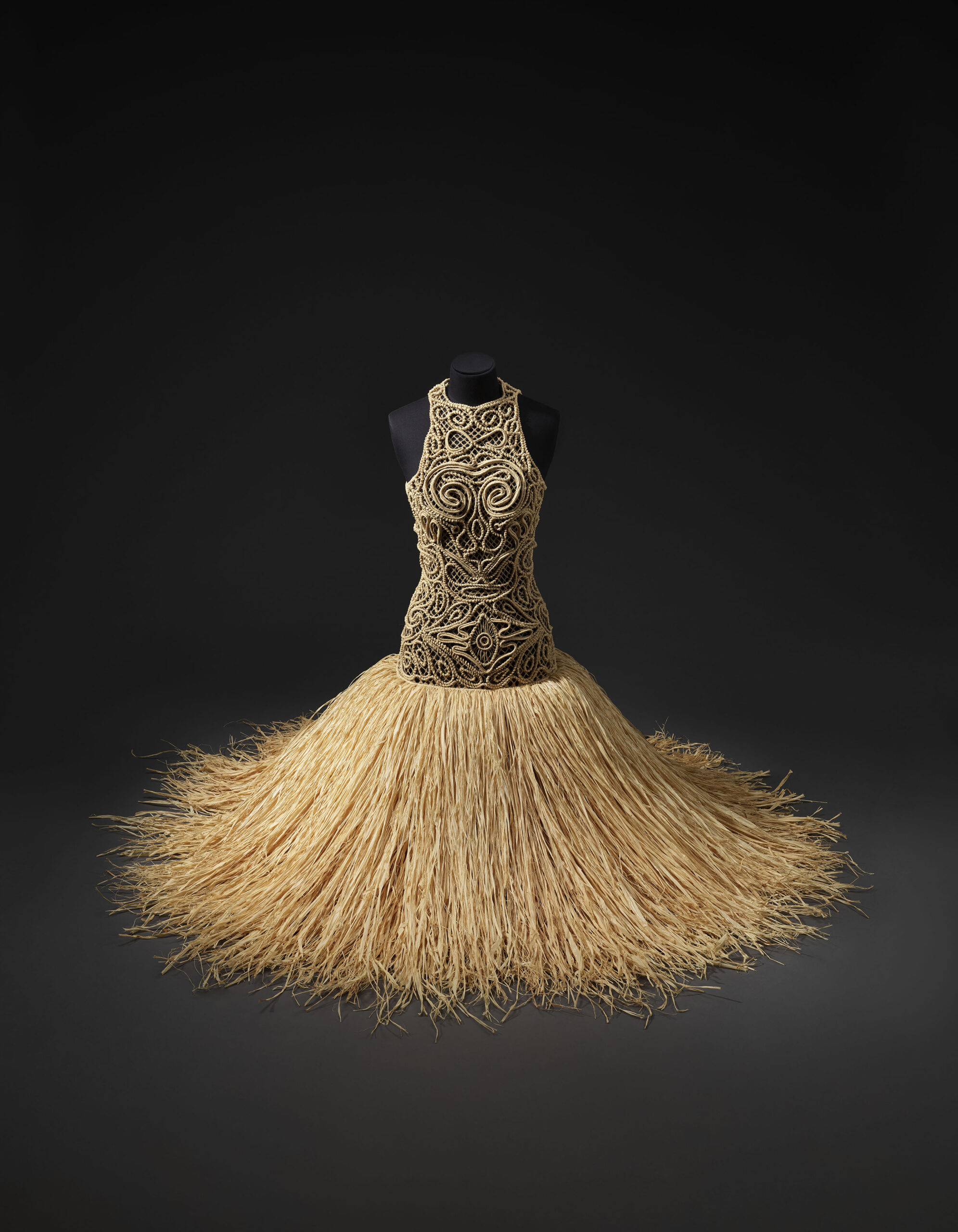 Franck Sorbier. Robe Larantuka, collection haute couture « Rien que du bonheur » 2008. Raphia, chanvre, macramé. Mucem, Marseille, Inv. 2022.9.1. Photo © Mucem / Marianne Kuhn