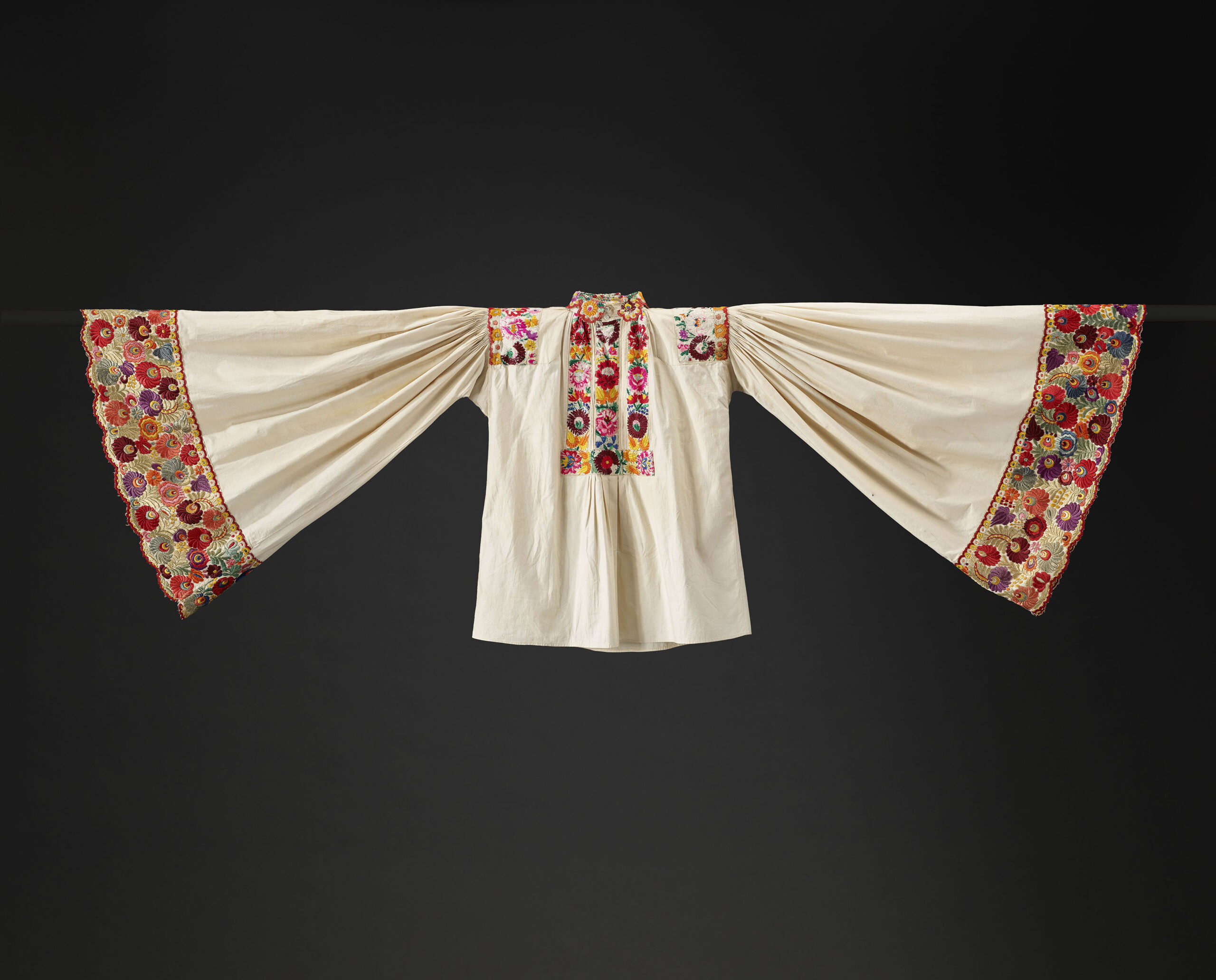 Chemise d’homme. Mezekövesd, région de Borsod, Hongrie, début du XXème siècle. Broderies matyó. Mucem, collection d’ethnologie d’Europe, dépôt du Muséum national d’histoire naturelle, Marseille. Inv. DMH1937.64.5. Photo © Mucem / Marianne Kuhn