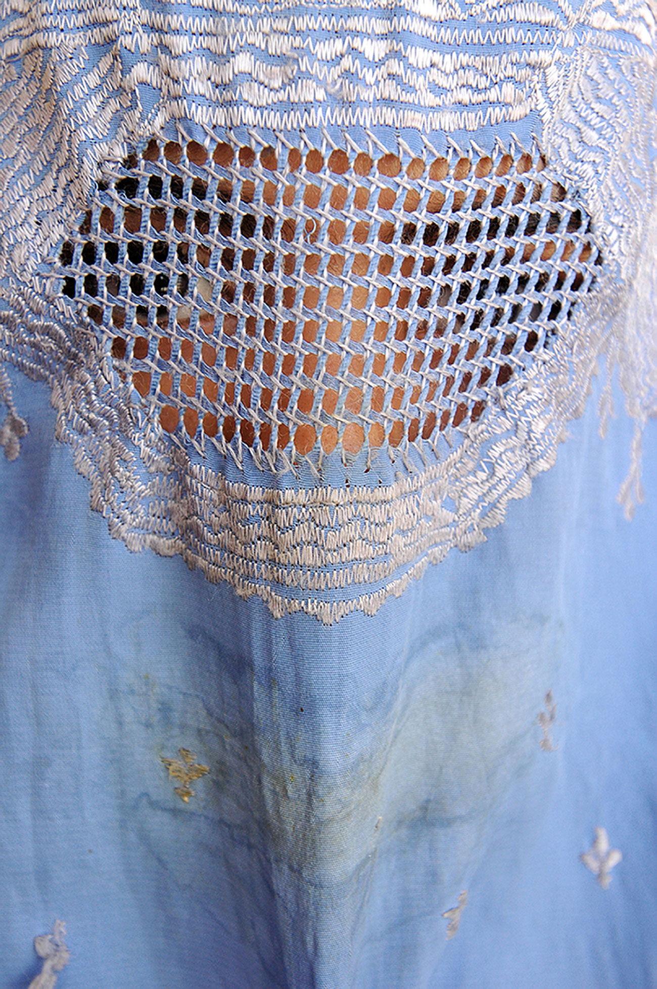 Farzana Wahidy, Breath [Respiration], 2007. Photograph. Funds of Agence France-Presse © Farzana Wahidy / AFP