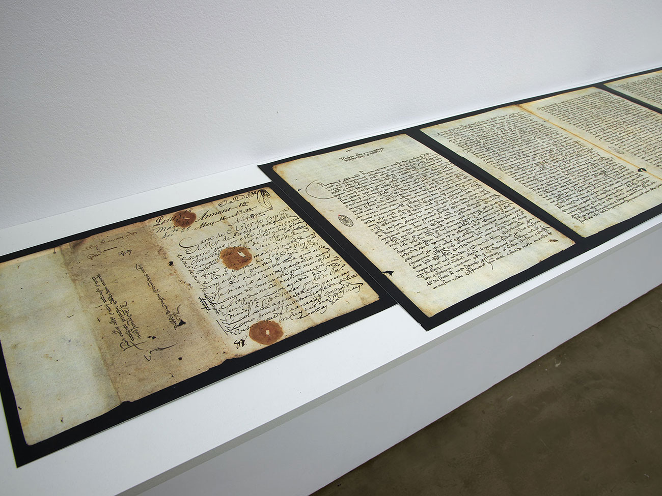 Sammy Baloji, Fragments of Interlaced Dialogues, Installation, 2018. Vue d'exposition CC Strombeek, Belgique, 2018. Photo © PAUWELS, Belgique, 2018