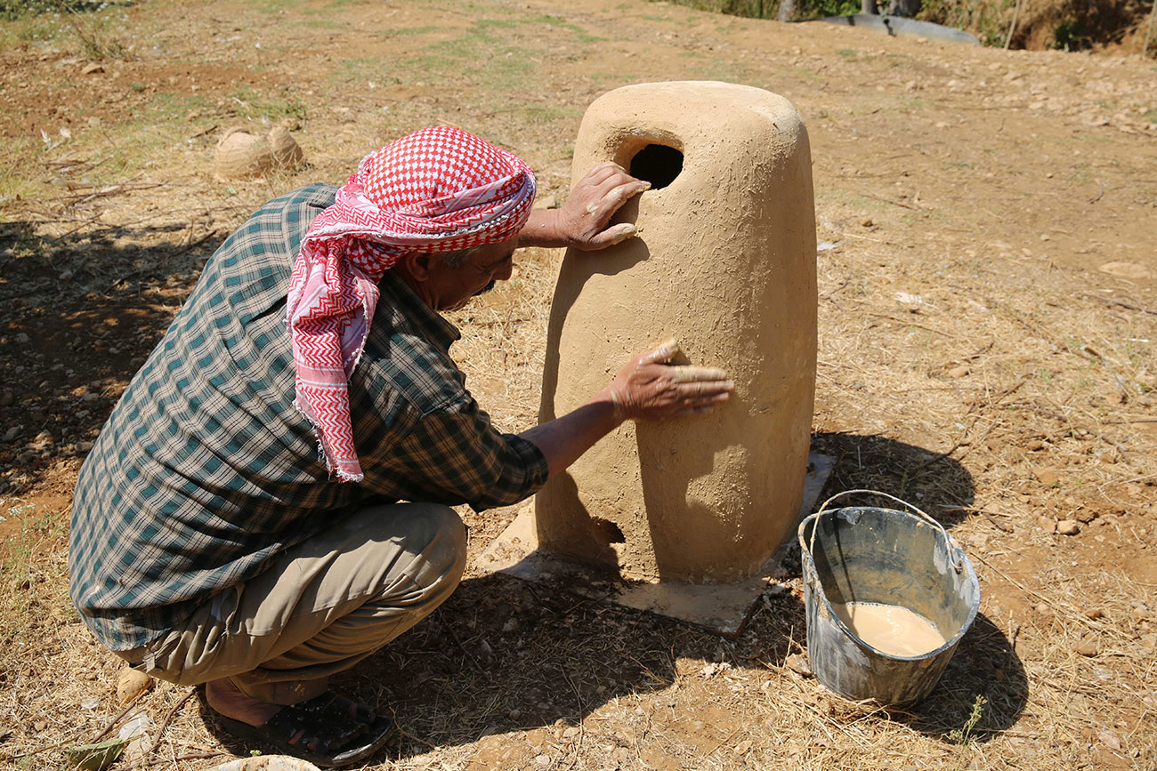 Fabrication d’un silo à grains en terre crue, région de la Bekaa, Liban / Syrie, 2020. Mucem © Hoda Kassatly
