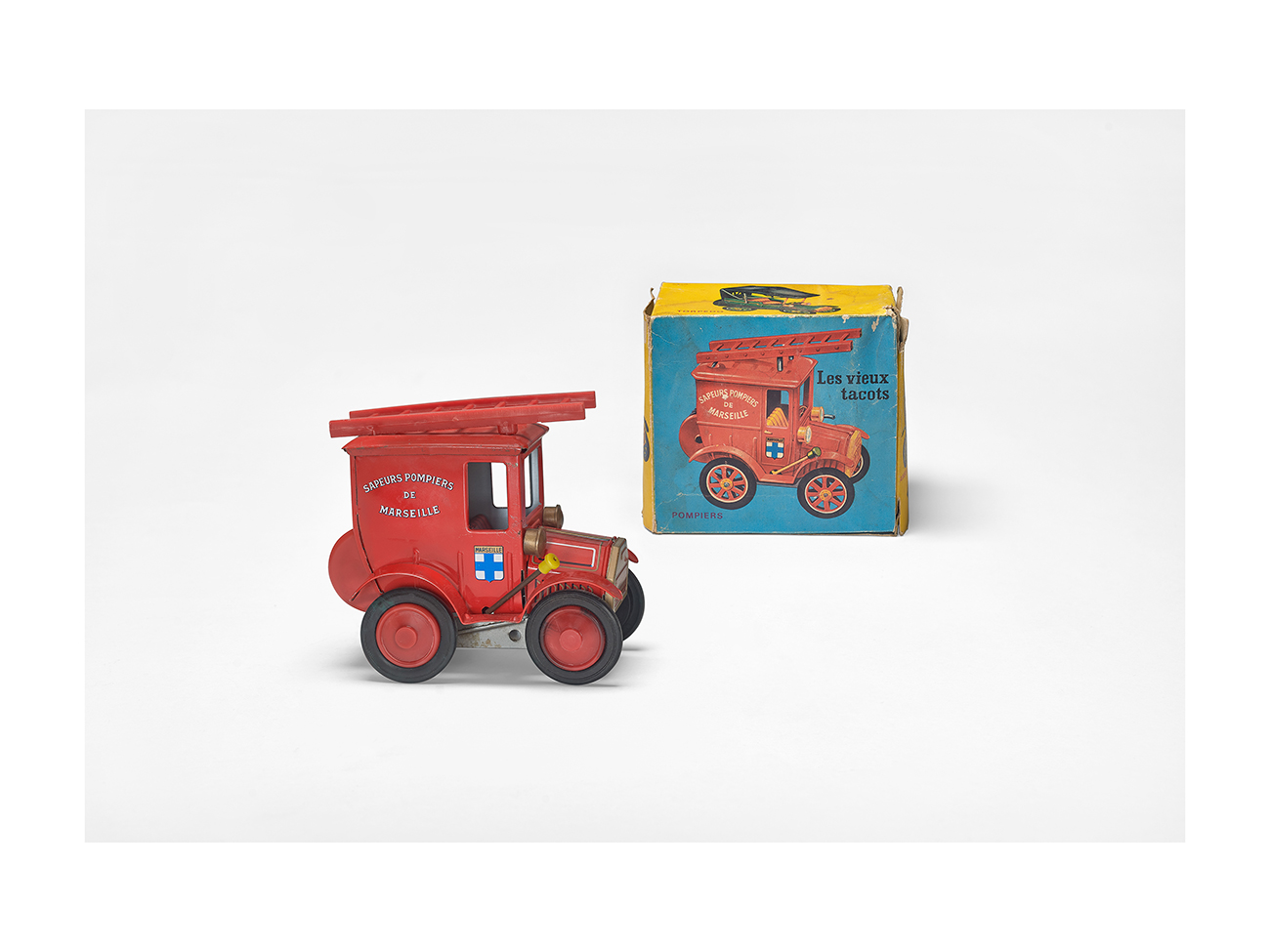 “Marseille fire brigade’s old bangers”, Wamoo manufacture, 1960s. Toy in lithographed sheet metal, plastic, cardboard box. Massilia Toy, Marseille © Yves Inchiermann