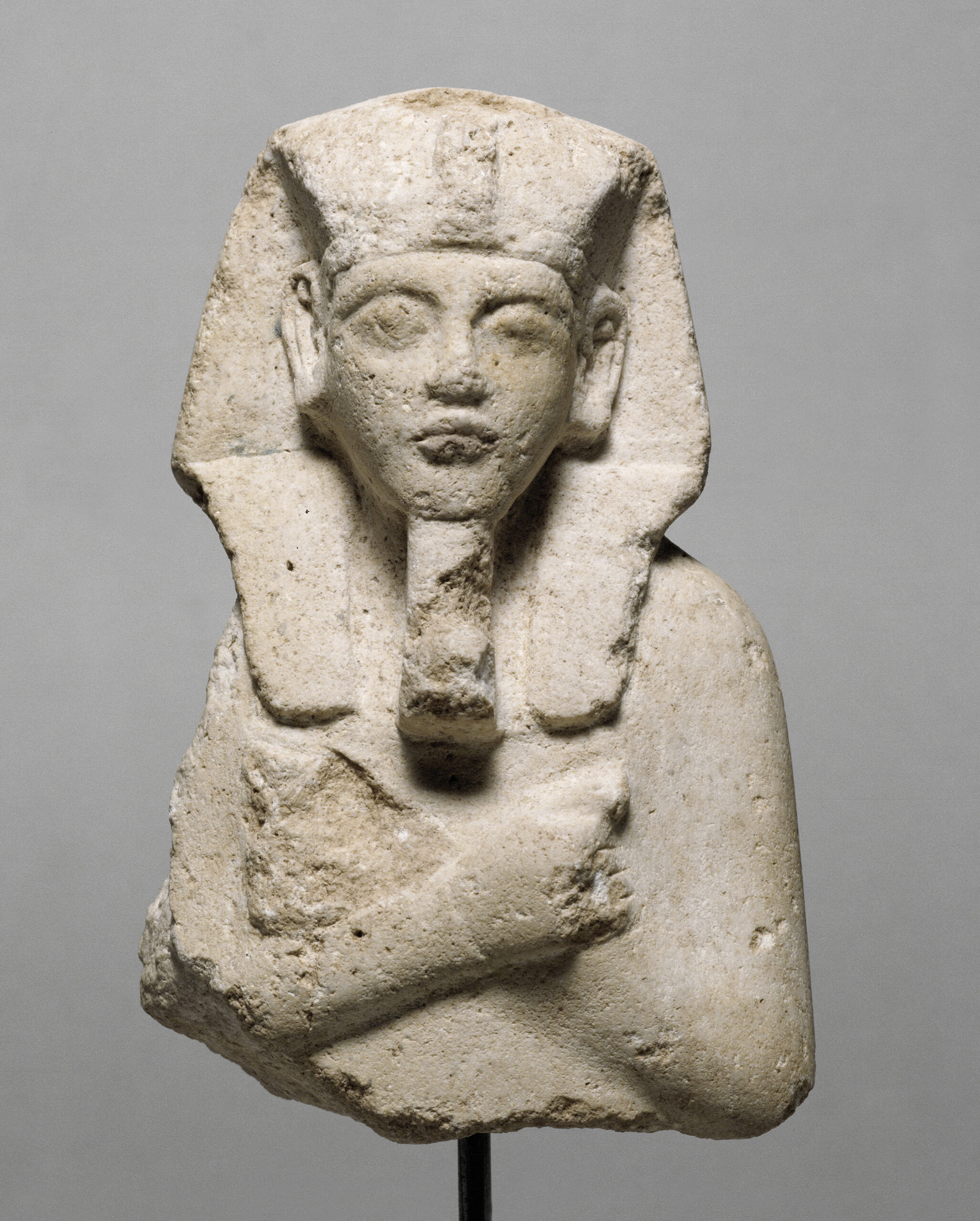 Statuette funéraire d’Akhénaton brisée, Égypte, vers 1349-1333 av. J.-C. Calcaire, 12,7 x 8,1 x 6,3 cm. Kunsthistoriches Museum, Vienne, Egyptian and Near Eastern Collection. © KHM-Museumsverband