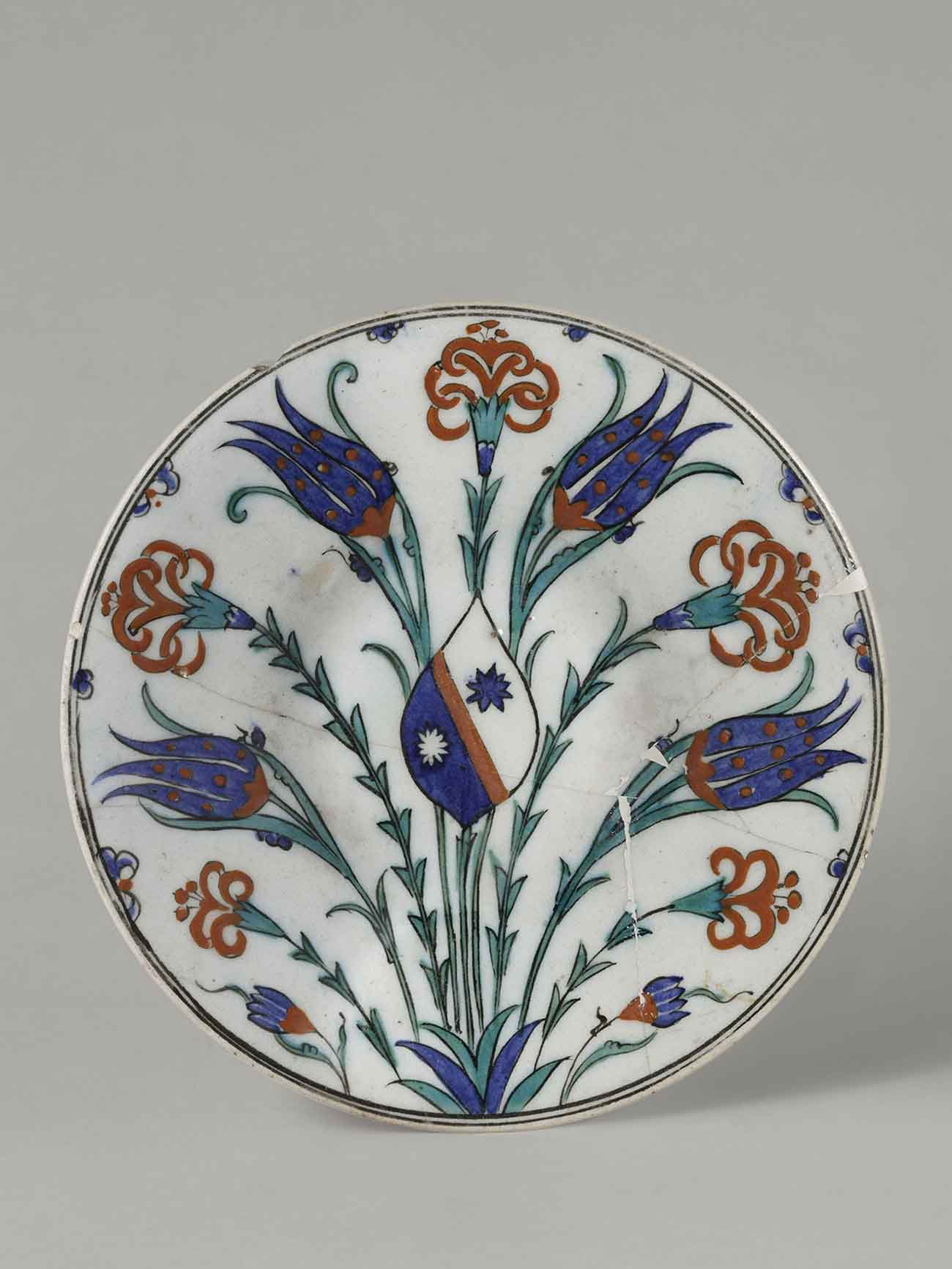 Assiette tulipe armes doge Alvice Mocenigo © RMN-Grand Palais (Sèvres, Cité de la céramique) Martine Beck-Coppola