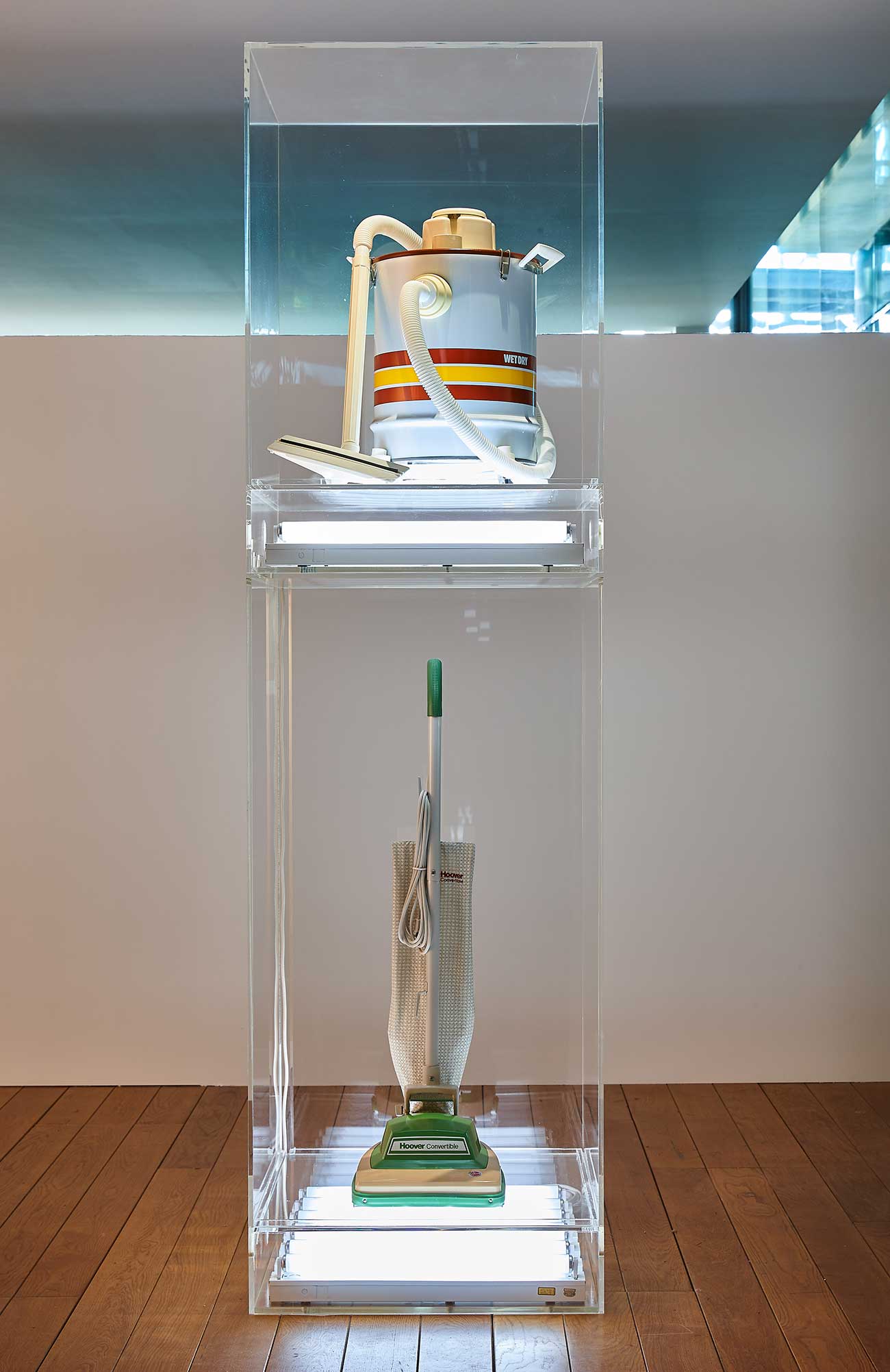 Jeff Koons, New Hoover Convertible New Sheldon WetDry10, vue de l'exposition Jeff Koons Mucem© Jeff Koons, photo Laurent Lecat, Mucem