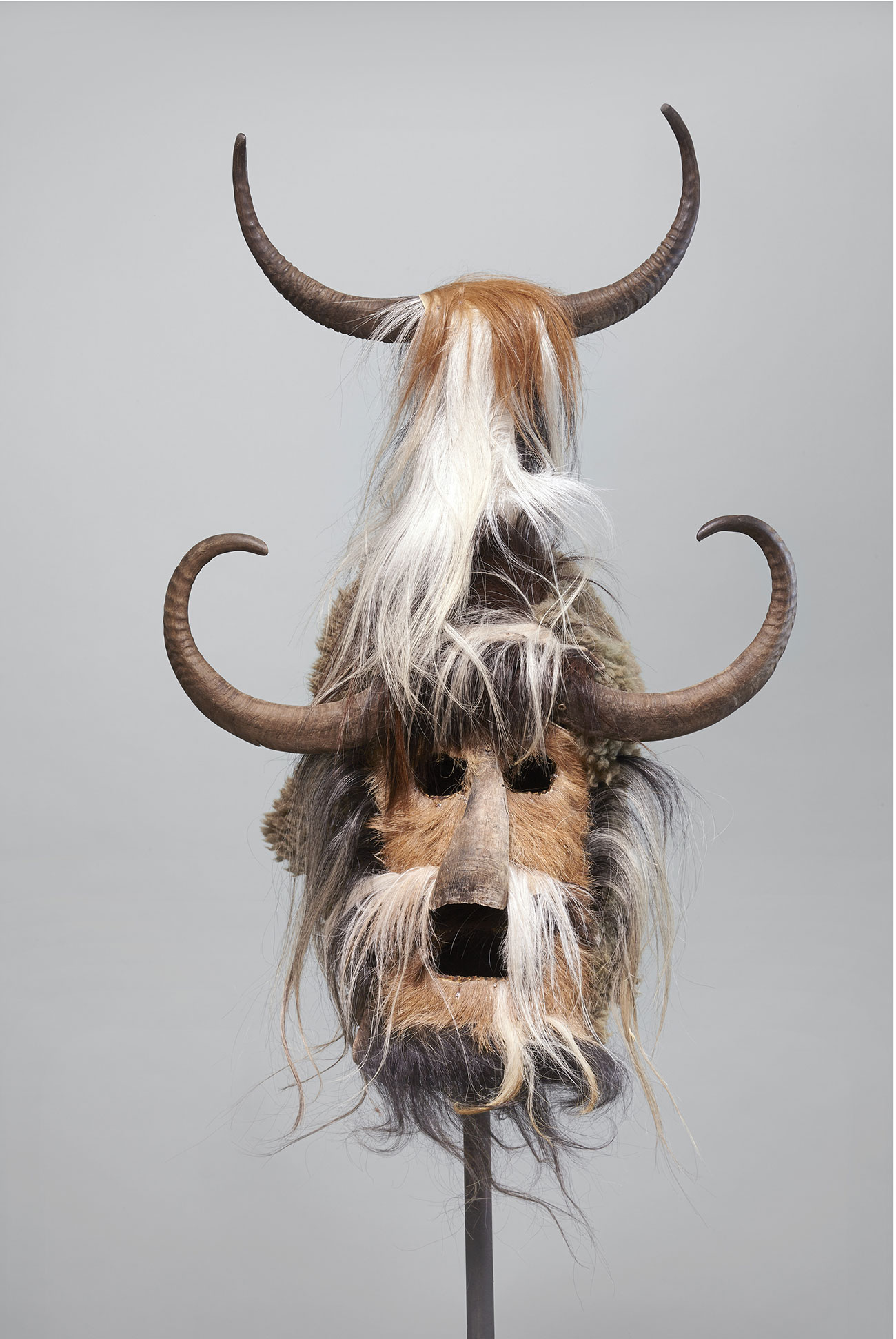 Masque de survakar, Bulgarie, xxie Siècle © Mucem Yves Inchierman