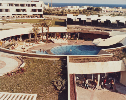 Paul Oltra, Bâtiment nouveau avec piscine au centre, Port Ambonne, Centre hélio-marin Oltra, entre 1968 et 1971. Collection Marie-Hélène Oltra © Collection Marie-Hélène Oltra