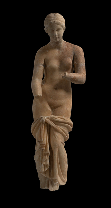 Statuette d’Aphrodite La Canée, Crète IIe siècle avant Jésus Christ (période hellenistique) Marbre, traces de polychromie Largeur : 16,5 cm ; hauteur : 54,50 cm Musée archéologique de La Canée, Crète Photo © Hellenic Ministry of Culture and Sports / General Directorate of Antiquities and Cultural Heritage / Ephorate of Antiquities of Chania