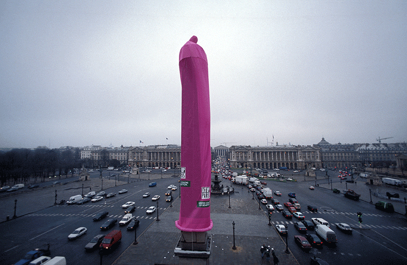 Jean-Marc Armani, Encapotage de l’Obélisque place de la Concorde par Act Up-Paris, Paris, 1er décembre 1993 © Jean-Marc Armani / PINK / Saif Images