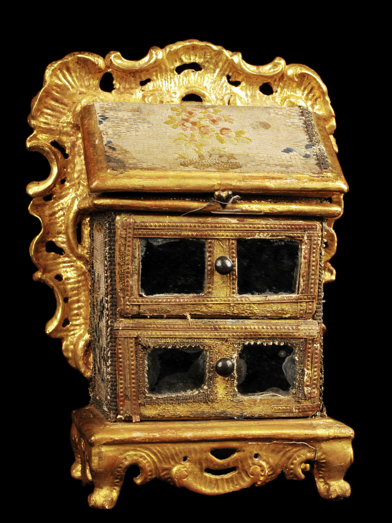 Vitrine-reliquaire, Allemagne, Eichstätt, vers 1800, bois, soie, verre, tissu, velours, fil de métal 21cm x 15,4cm - Mucem, Marseille © Mucem