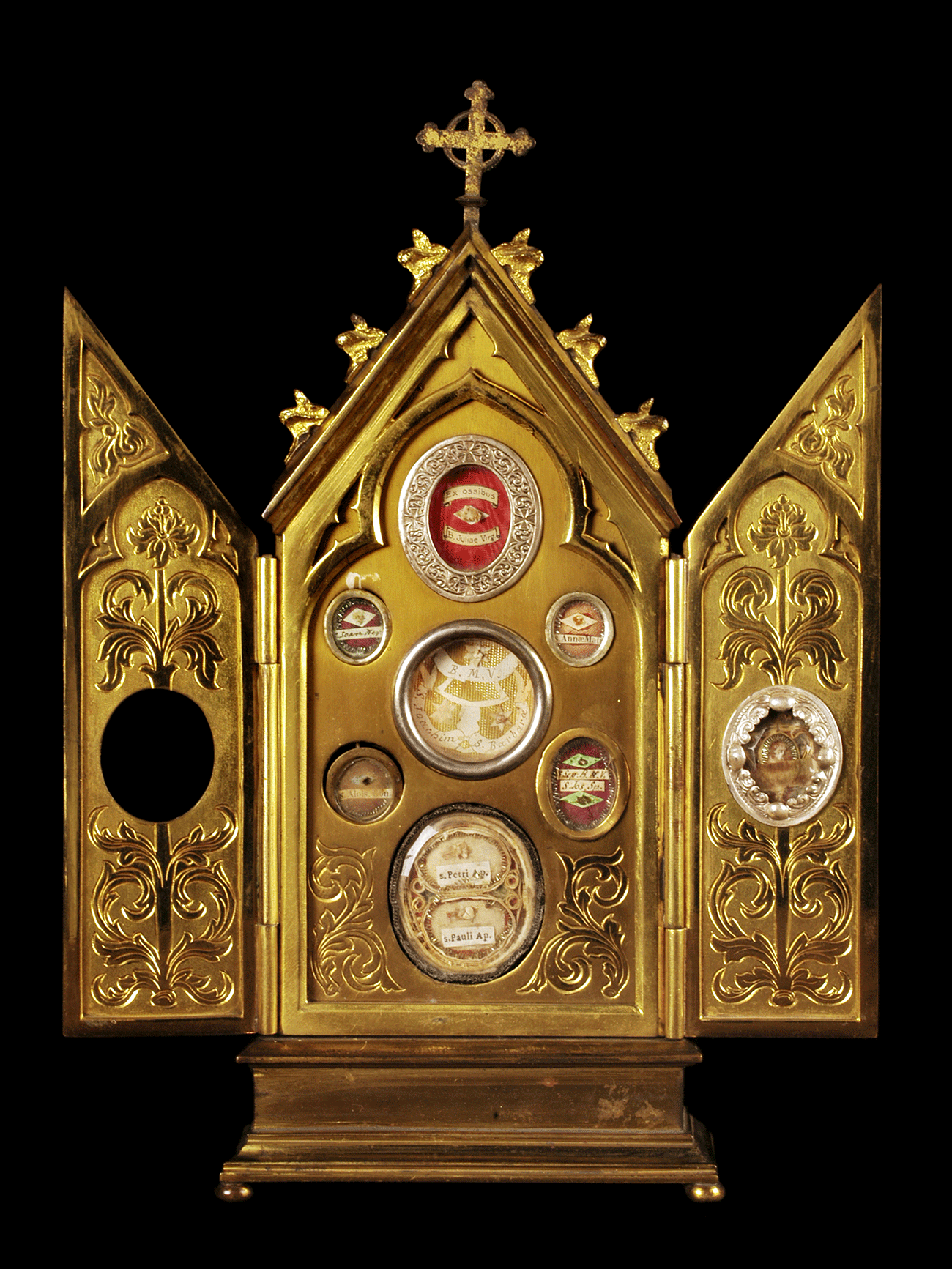 Autel-reliquaire, France, laiton, verre, 27,7cm x 12,3cm - Mucem, Marseille © Mucem