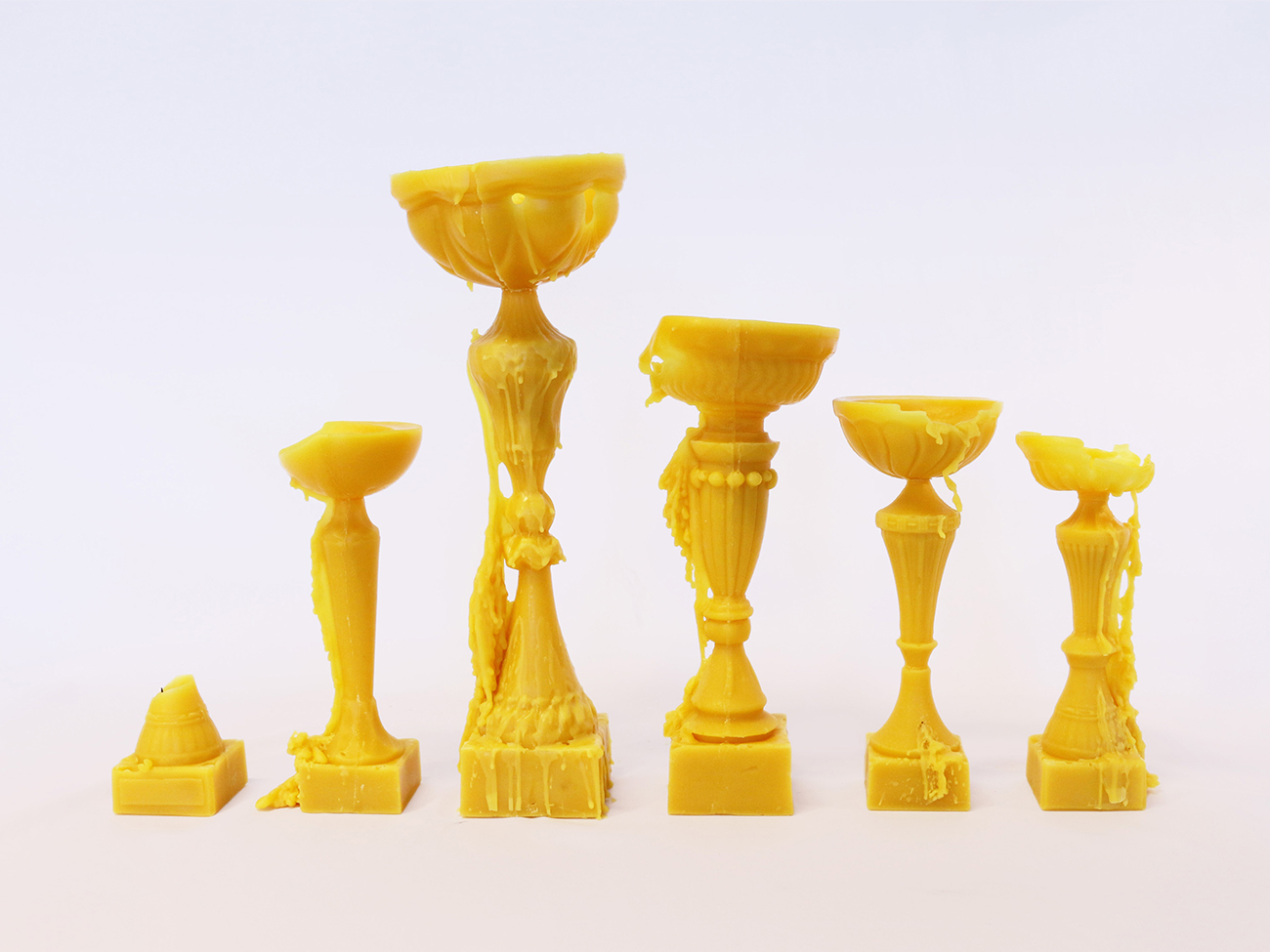 Thomas Tudoux, Graals, 2017, Cire, format variable, Production : Centre d’art contemporain de Pontmain & la Crypte d’Orsay, Collection de l'artiste © Thomas Tudoux