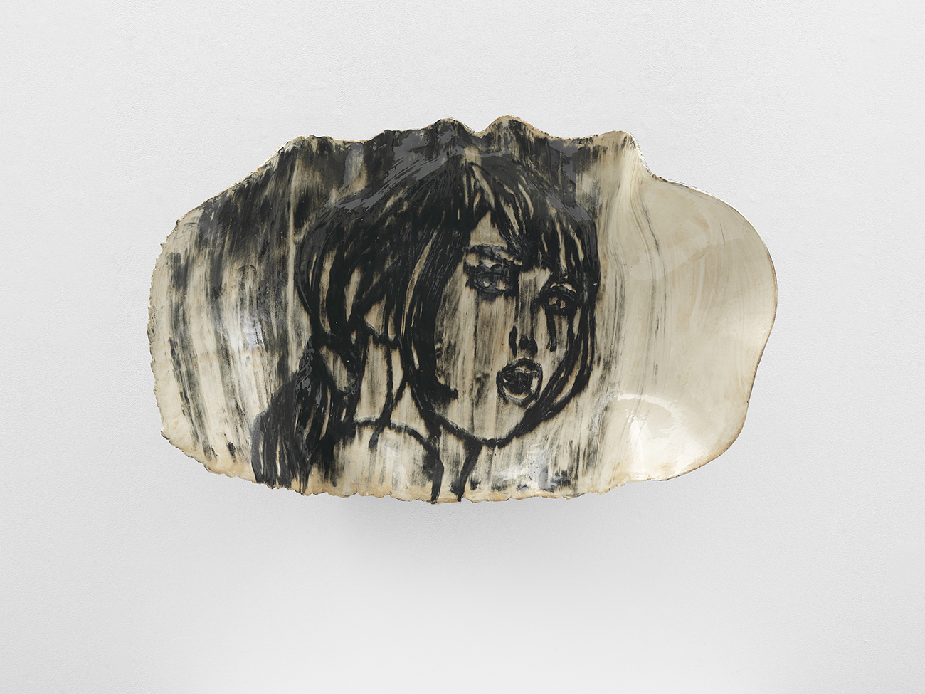 Ghada Amer, Portrait Of The Revolutionary Woman [portrait de la femme révolutionnaire], 2017. Grès cérame avec incrustations de porcelaine et barbotine de porcelaine. Collection privée, Munich (Allemagne) © Ghada Amer, photo : Christopher Burke Studios