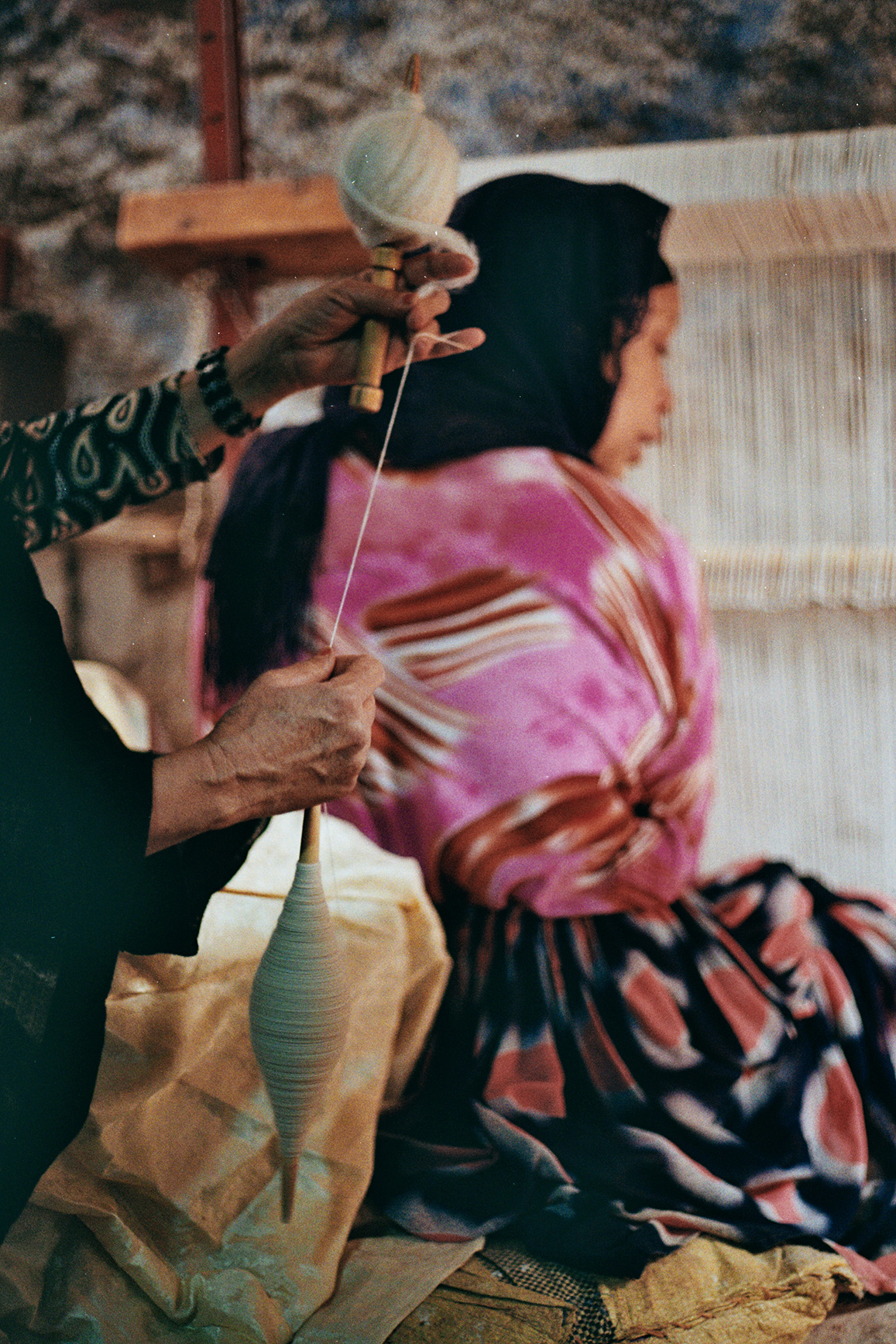 Filage de la laine du mouton du Siroua (Maroc, Anti Atlas), 2022 © Caroline Perdrix