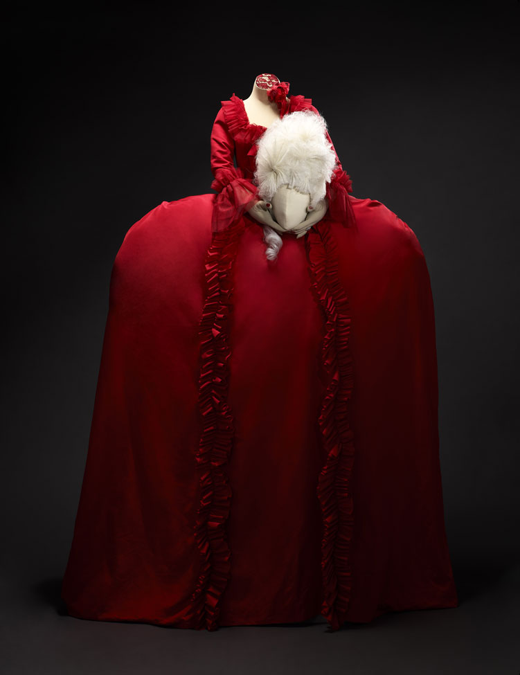 Costume de Marie-Antoinette, 2024. Paris 2024, Comité d’organisation des Jeux Olympiques et Paralympiques. Photo © Marianne Kuhn / Mucem