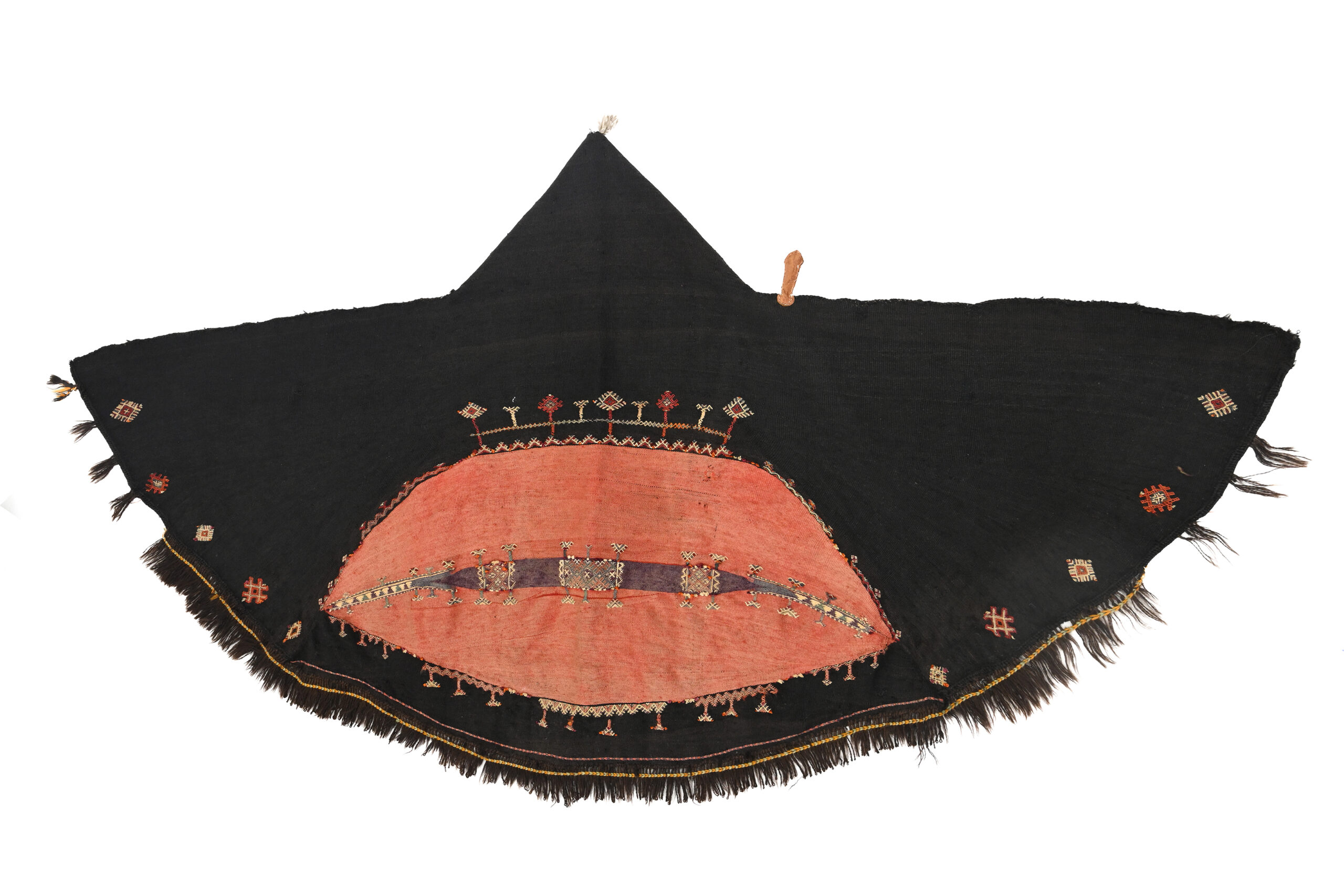 Cape akhnif, Maroc, 1ère moitié du 20e siècle Tissage Fondation Jardin Majorelle, Marrakech © Fondation Jardin Majorelle, Marrakech / Mouad Fahmi