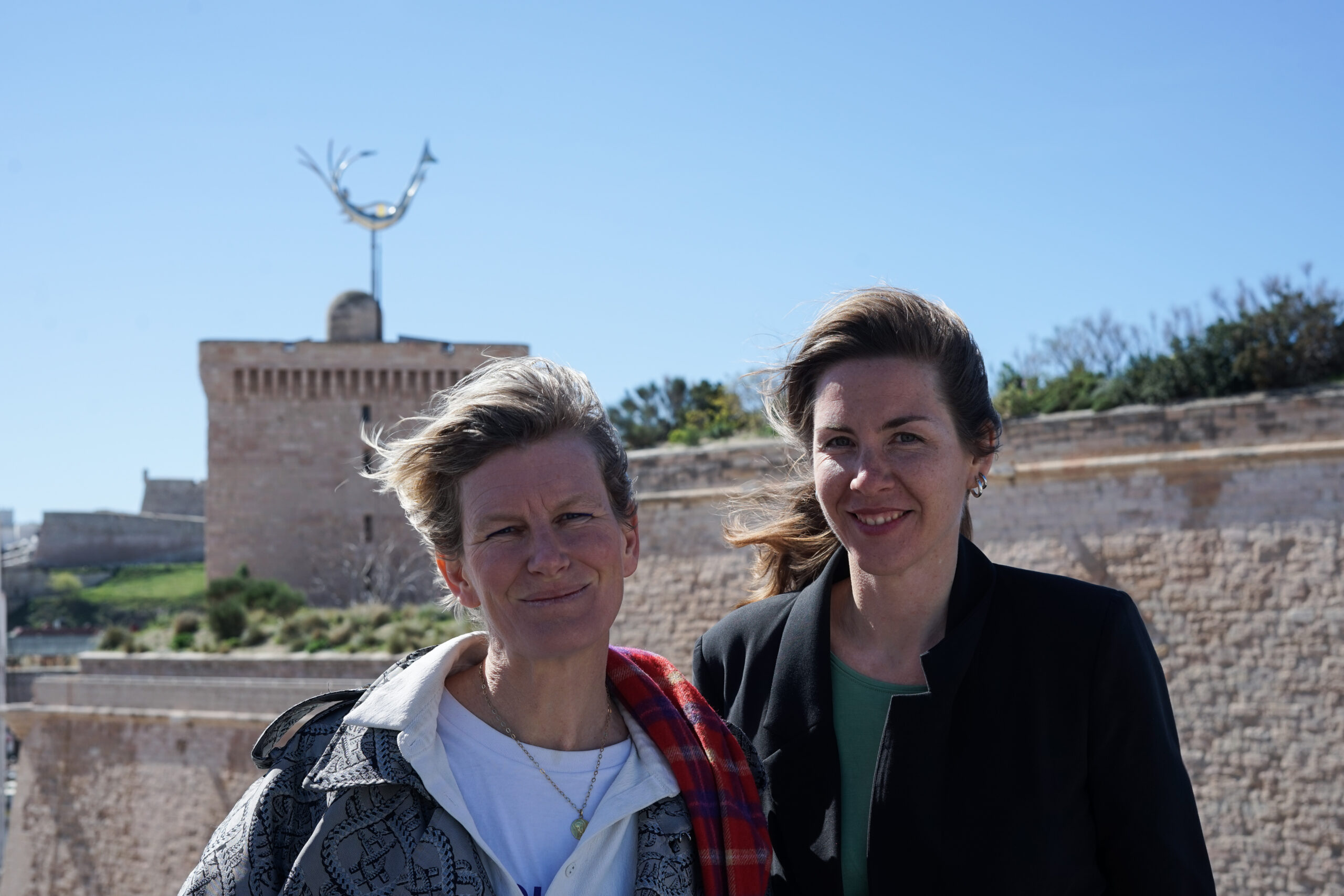 L’artiste vidéaste Laure Prouvost et Hélia Paukner conservatrice du patrimoine, responsable du pôle Art contemporain au Mucem, commissaire de l’exposition © Julie Cohen, Mucem