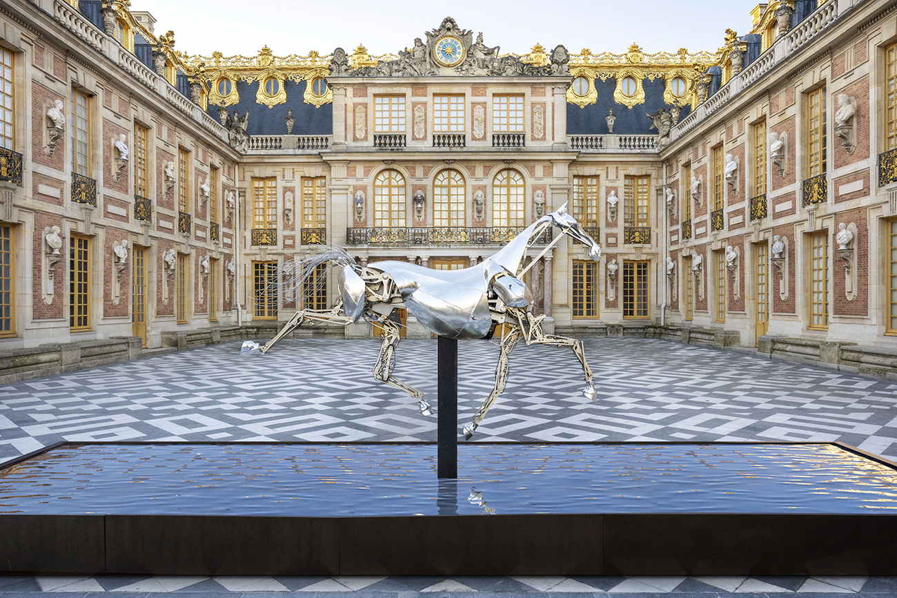 Zeus, exposé au pied de la Cour royale du château de Versailles, automne 2024 © Stéphane Aït Ouarab, Saï