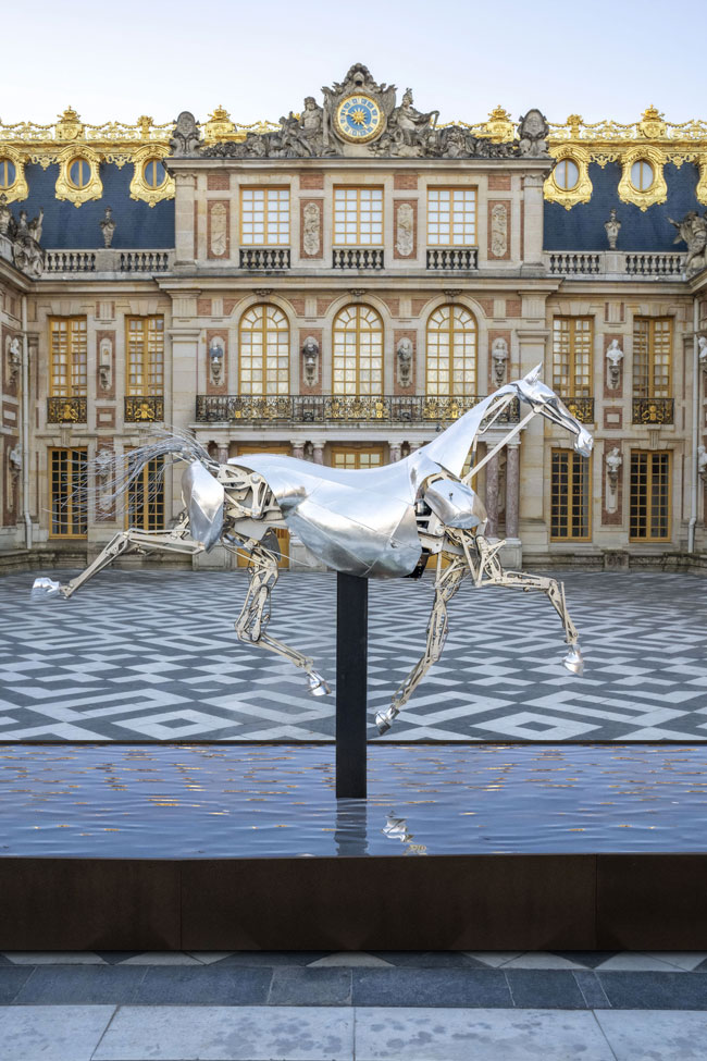 Zeus, exposé au pied de la Cour royale du château de Versailles, automne 2024 © Stéphane Aït Ouarab, Saï