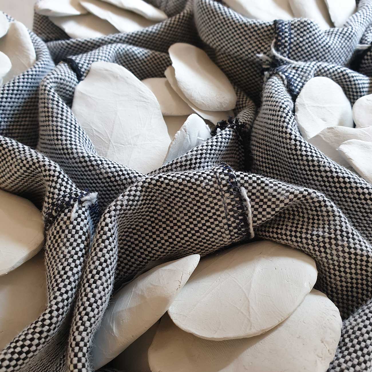 Laurie Giraud, Saisies, Empreintes de poignées de mains en porcelaine crue, tailles variables. D'après la photographie d'Isaac Lawrence "Saisie d'écailles de pangolin à Hong Kong", 5 septembre 2018, AFP, 2020 © Mucem