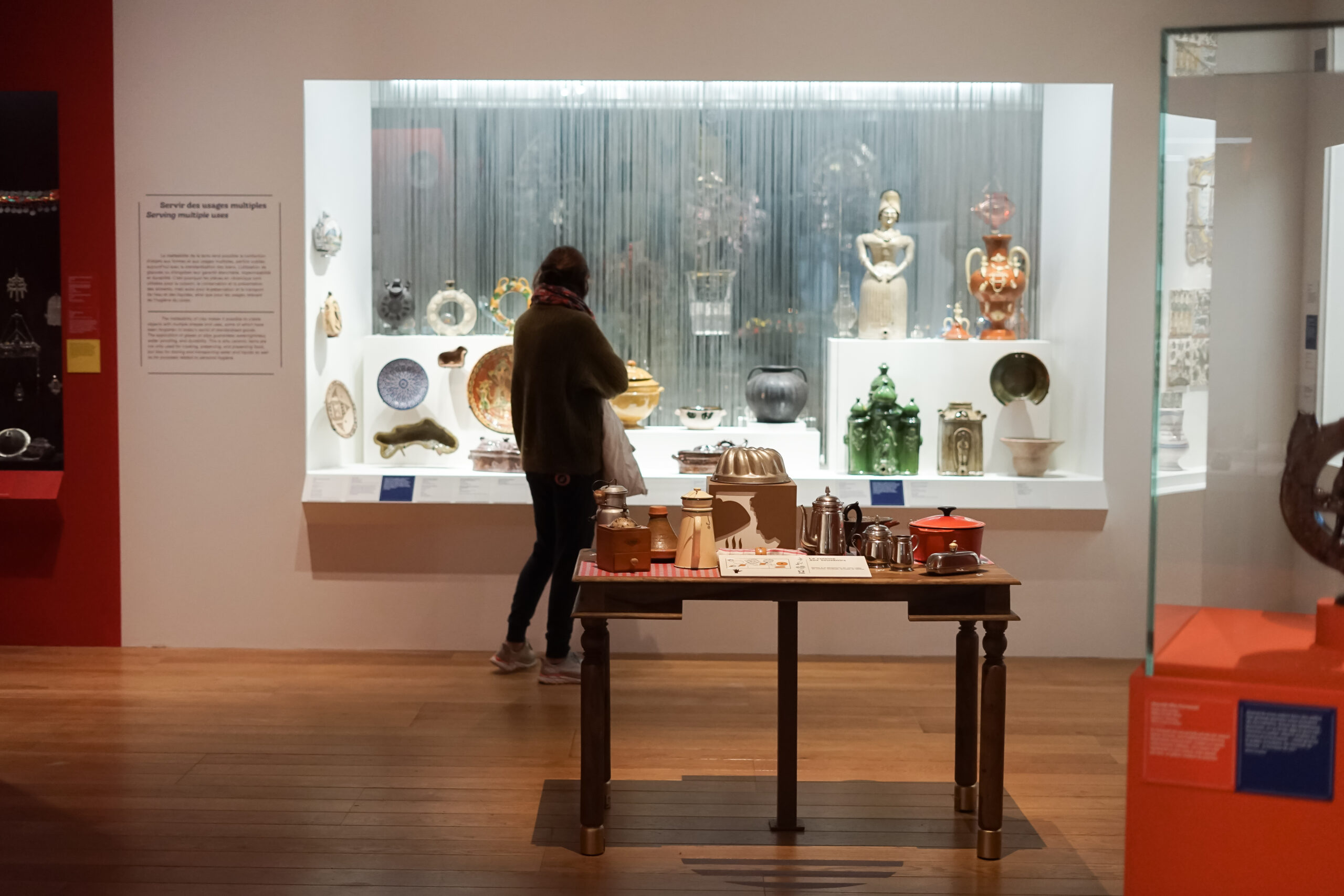 Accessibility tour of the "Populaire?" exhibition © Julie Cohen