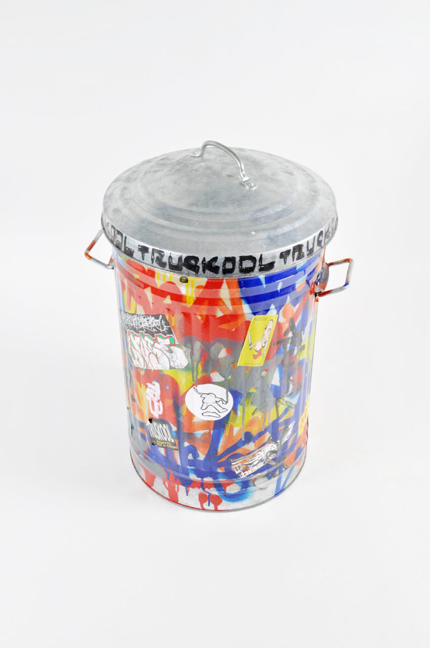 Poubelle recouverte de tags, Truskool2000, Mucem. 2002.168.20.1-3