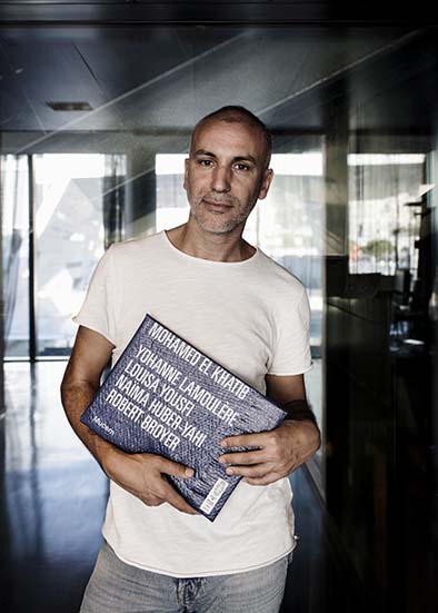 Photo de Mohamed El Khatib tenat entre ses mains son édition d'artiste Renault 12