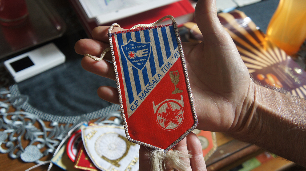 Les vieux fanions d’Enes Vukotic © Ljiljana Zeljkovic, Mucem