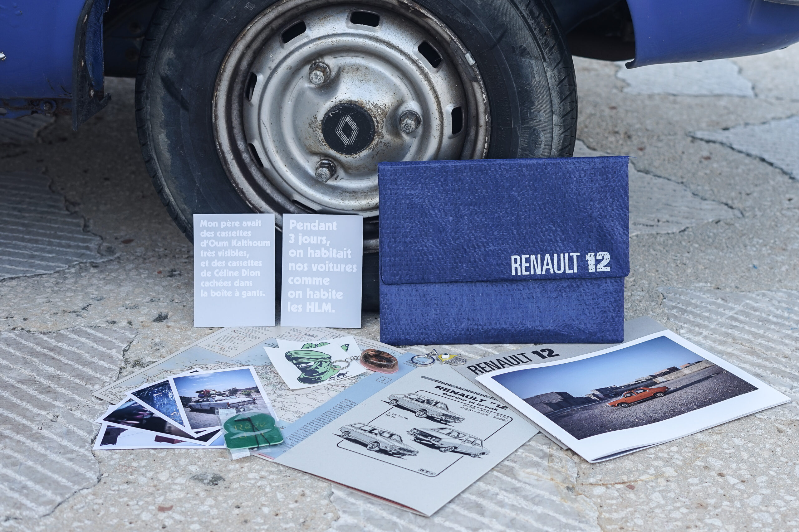 visuel de presentation de l'édition d'artiste Renault 12 devant la roue d'une renault 12