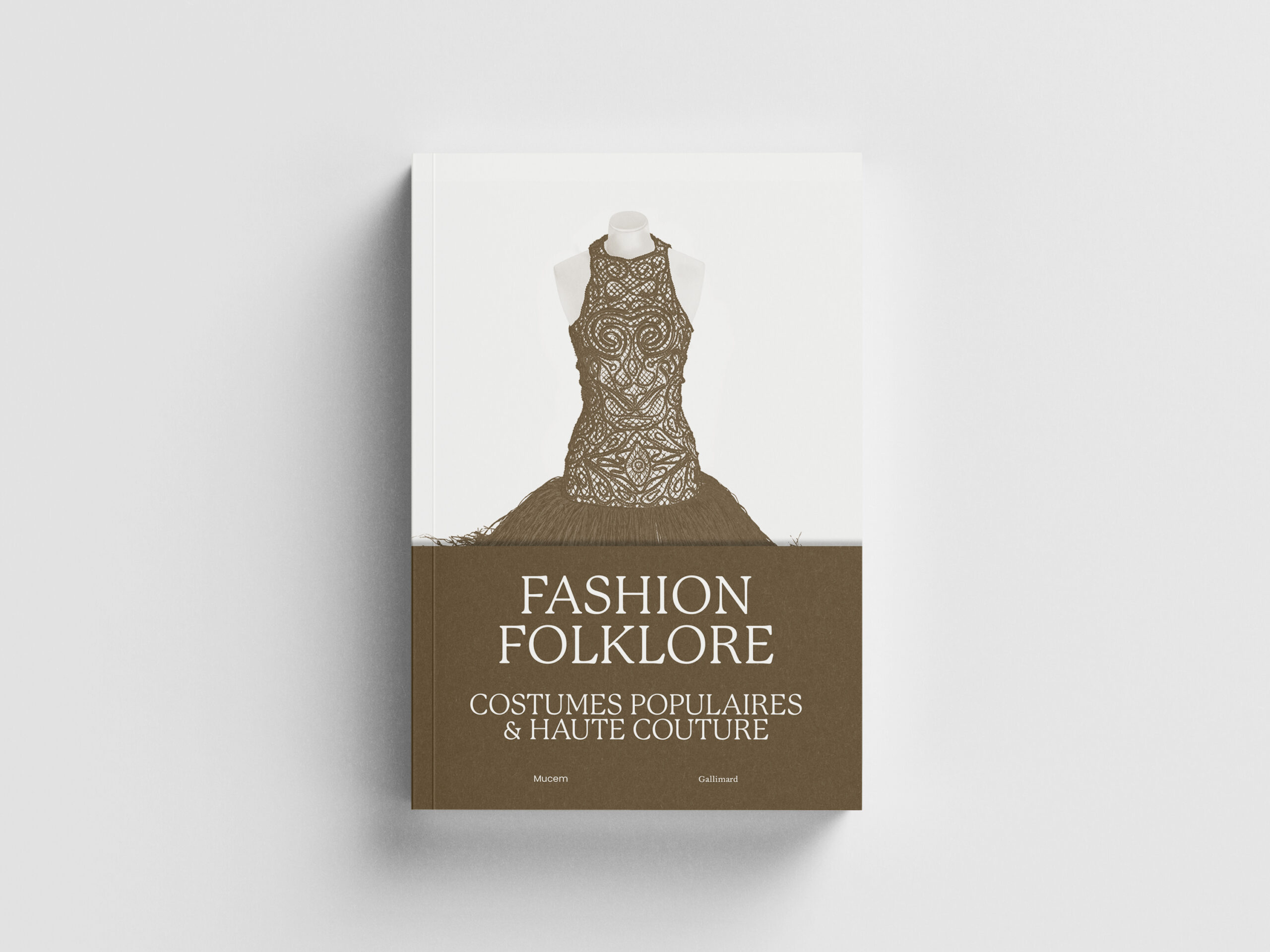 Visuel de couverture du catalogue d'exposition Fashion Folklore - costumes populaires et haute couture