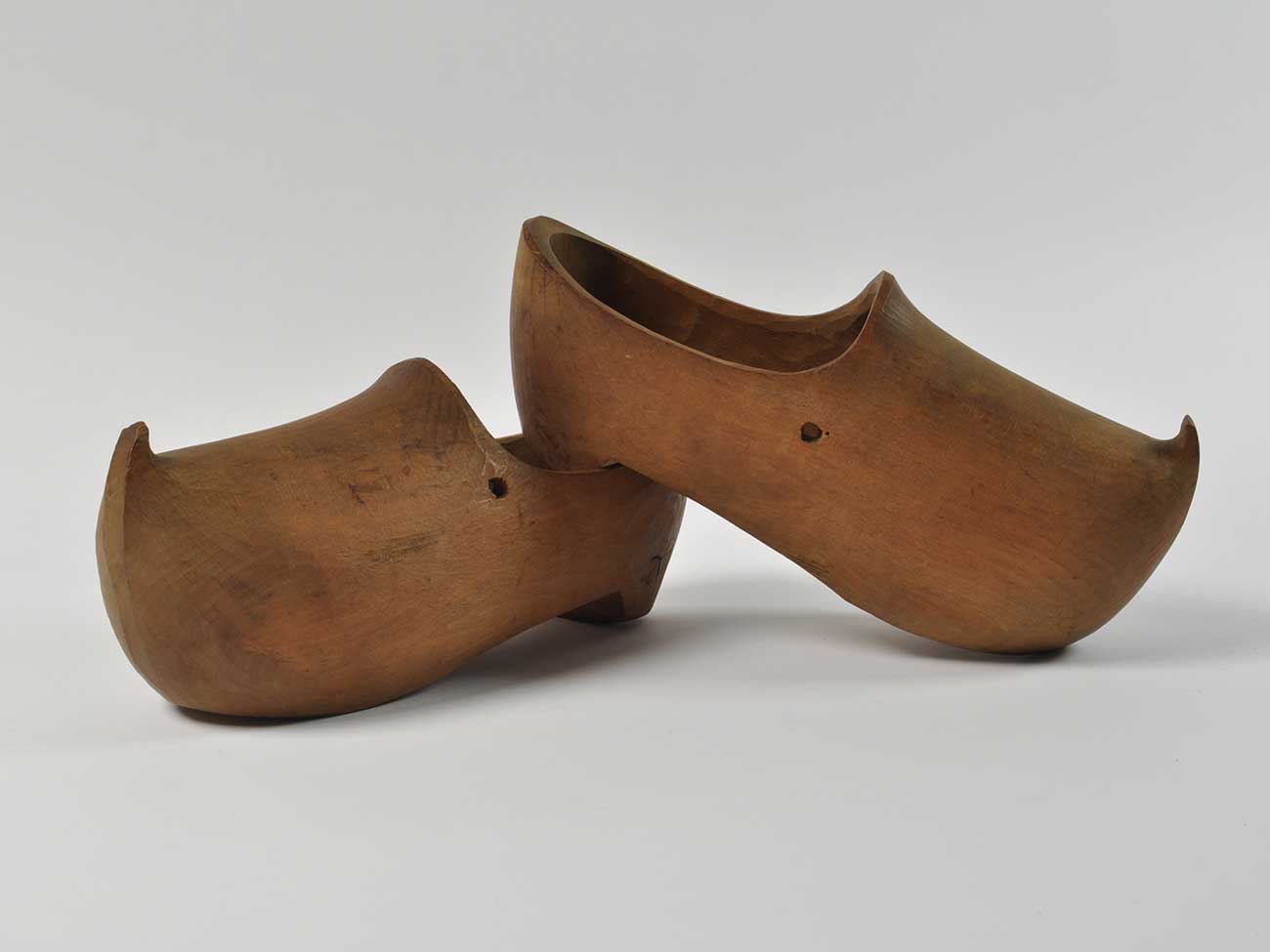 © Mucem, 1888.4.2.1-2, sabots de pêcheur, bois sculpté, Cancale, Bretagne, France