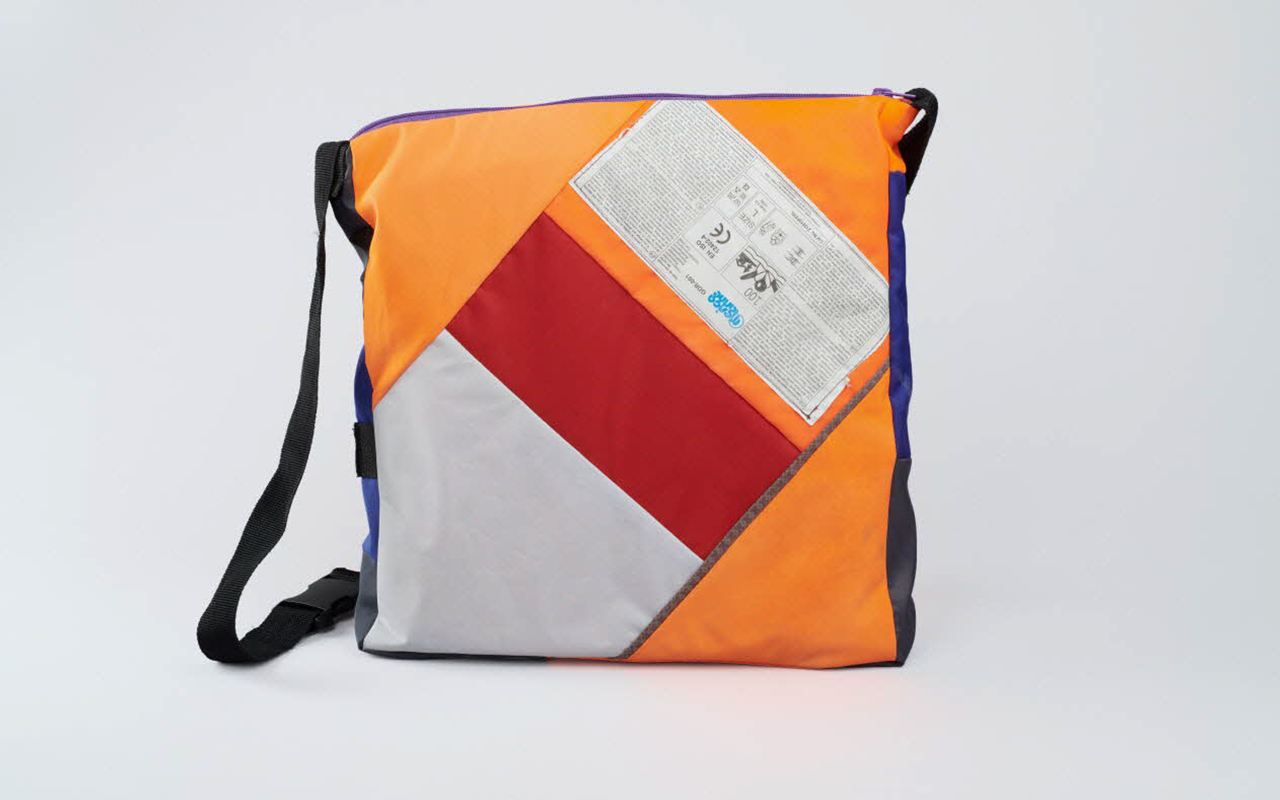 Association Lesbos Solidarity, atelier participatif Mosaik Sac « Kids bag » réalisé à partir de gilets de sauvetage trouvés sur les plages Grèce, île de Lesbos, Mytilène, 2016 Matériaux synthétiques et coton Mucem. 2018.28.1