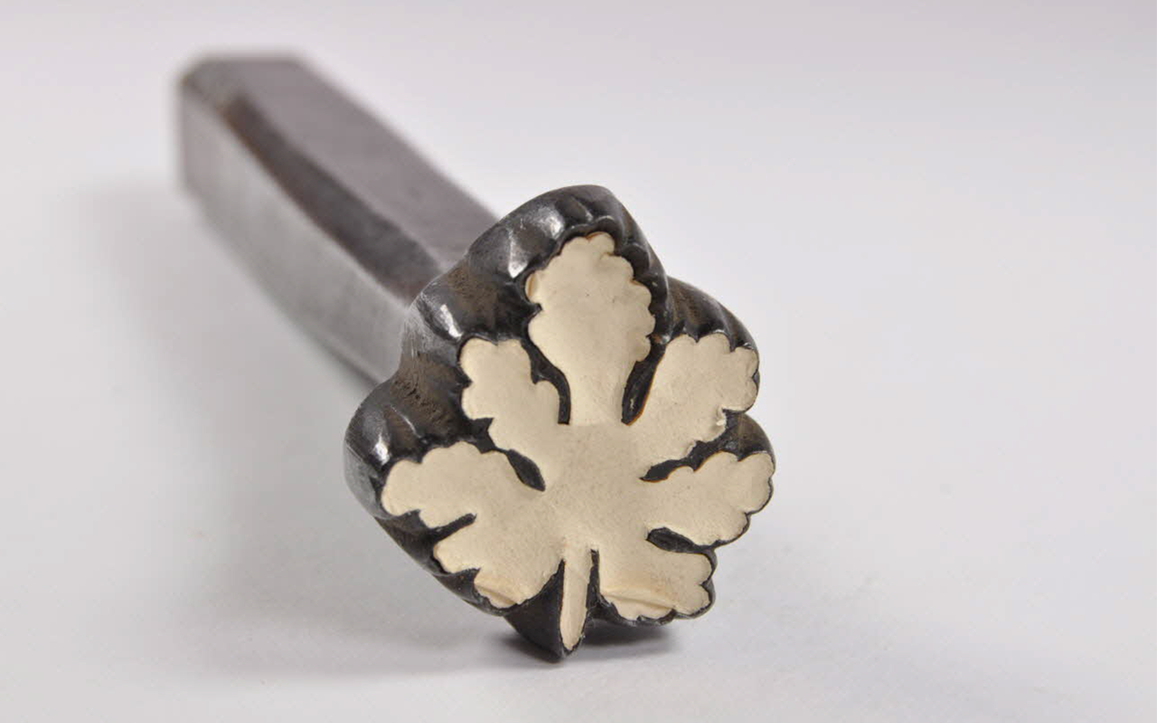 Atelier de fleurs artificielles de la maison Francou , Bouteille de teinte grenat, France, Paris, 1885-1971, Verre, Mucem, 1972.150.152