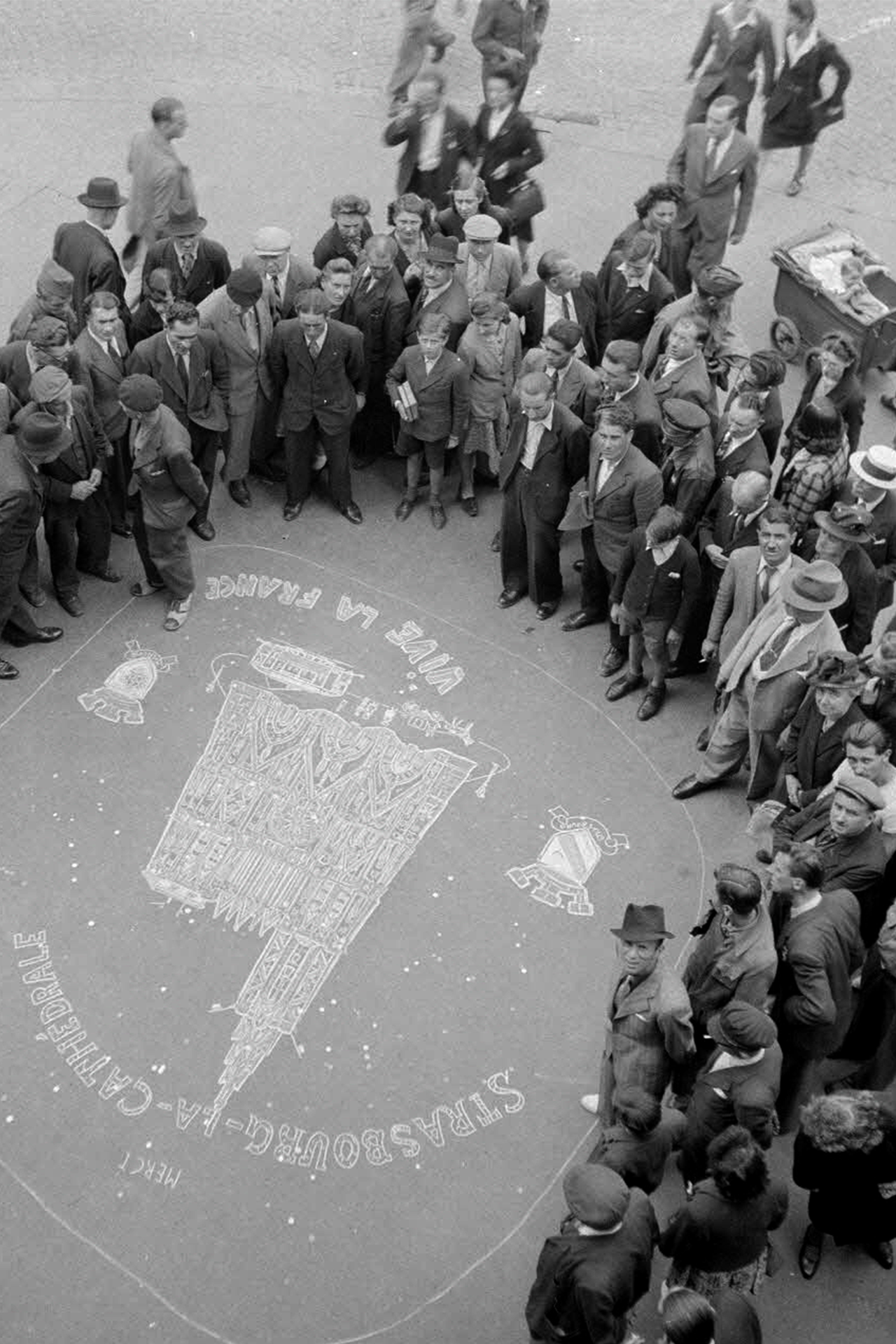 Pierre Soulier Enquête sur Robert Eberlé, dessinateur sur trottoirs Robert Eberlé dessinant à la craie sur trottoir la cathédrale de Strasbourg à l’angle des boulevards de Strasbourg et de Magenta à Paris France, Paris, 8 août 1945 Reproduction à partir de négatifs souples Mucem, Ph.Ph.1945.121.108
