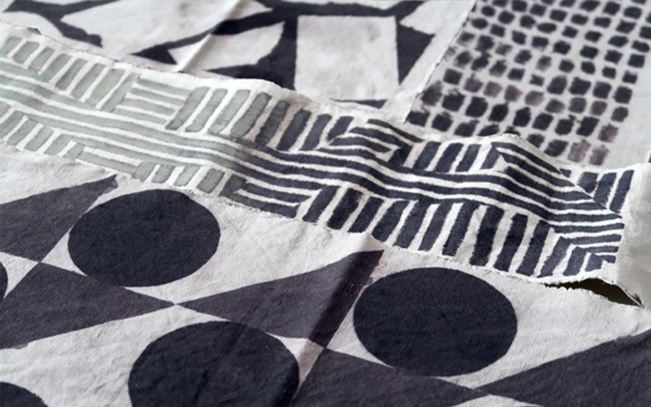 Teinture textile et motifs à l’argile - Les ateliers Plein-air © Émilie Fayet