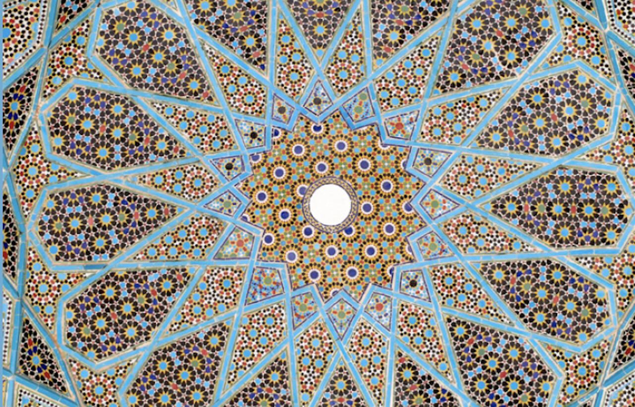 Plafond-du-mausolee-du-poete-persan-Hafez-1315-1390-Shiraz-1935-Iran.-Credit-Pentocelo-licence-creative-commons-attribution-3.0-Wikimedia-commons.jpg