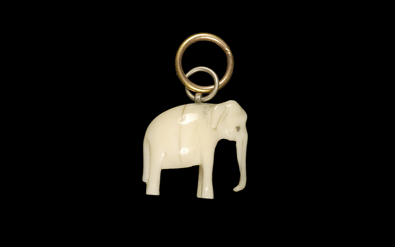 Éléphant porte-bonheur en ivoire, argent et or, don en 1979 de la Baronne Élie de Rothschild, 1ère moitié du XXe siècle. Collection Mucem, n° d’inventaire 1979.16.11 © Photographie Mucem / Anne Maigret